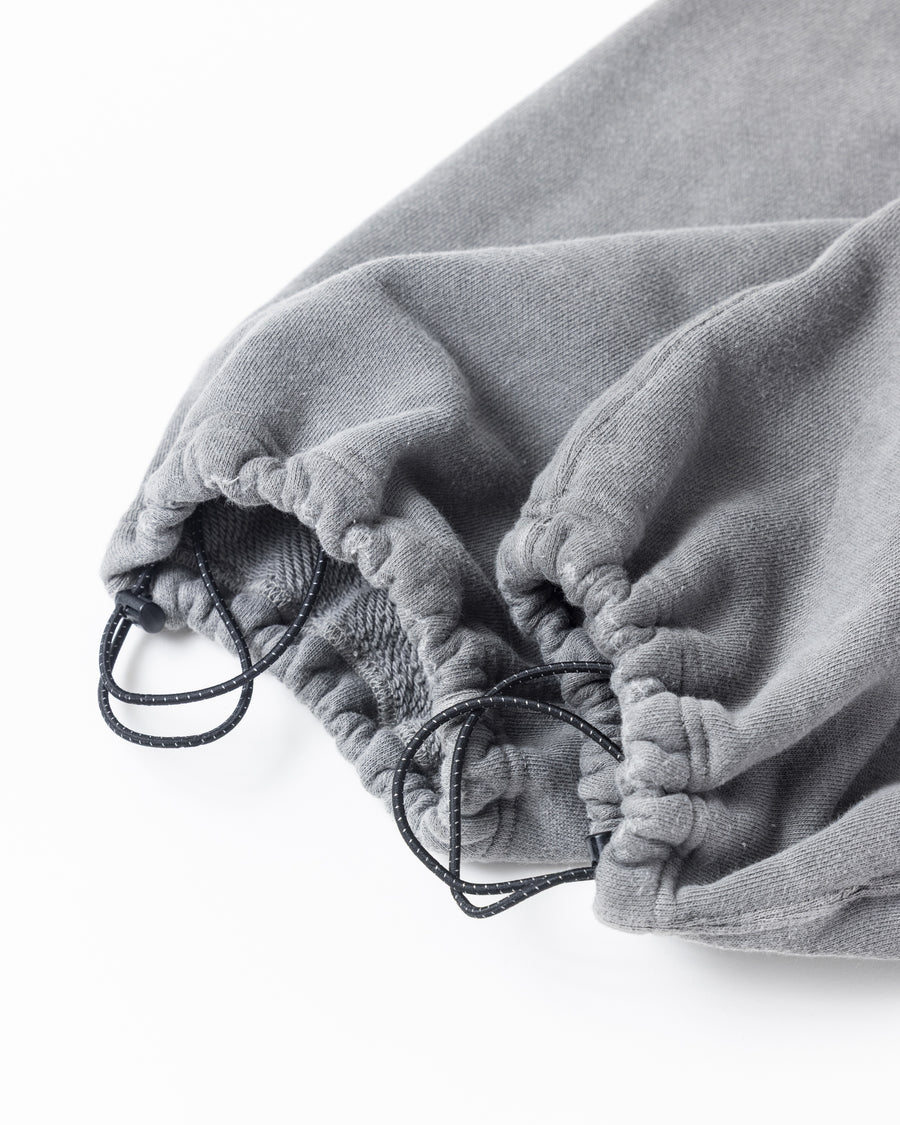 フロントにタックを施し、腰まわりに程よいゆとりをもたせたスウェットパンツ。ミニマルなシルエットをベースに、特殊顔料染め加工によって、奥行きのある独自の風合いを表現しています。生地には30/10裏毛を使用。
低速で丁寧に編み立てることで、程よいハリとコシを残しつつ、ドライで繊細なタッチに仕上げています。These sweatpants feature front tucks that create a comfortable amount of room around the waist.
Based on a clean silhouette, special pigment dyeing adds depth and a distinctive character to the fabric.
Made from 30/10 French terry, the fabric is slowly knitted to retain a balanced firmness, offering a dry yet delicate touch.