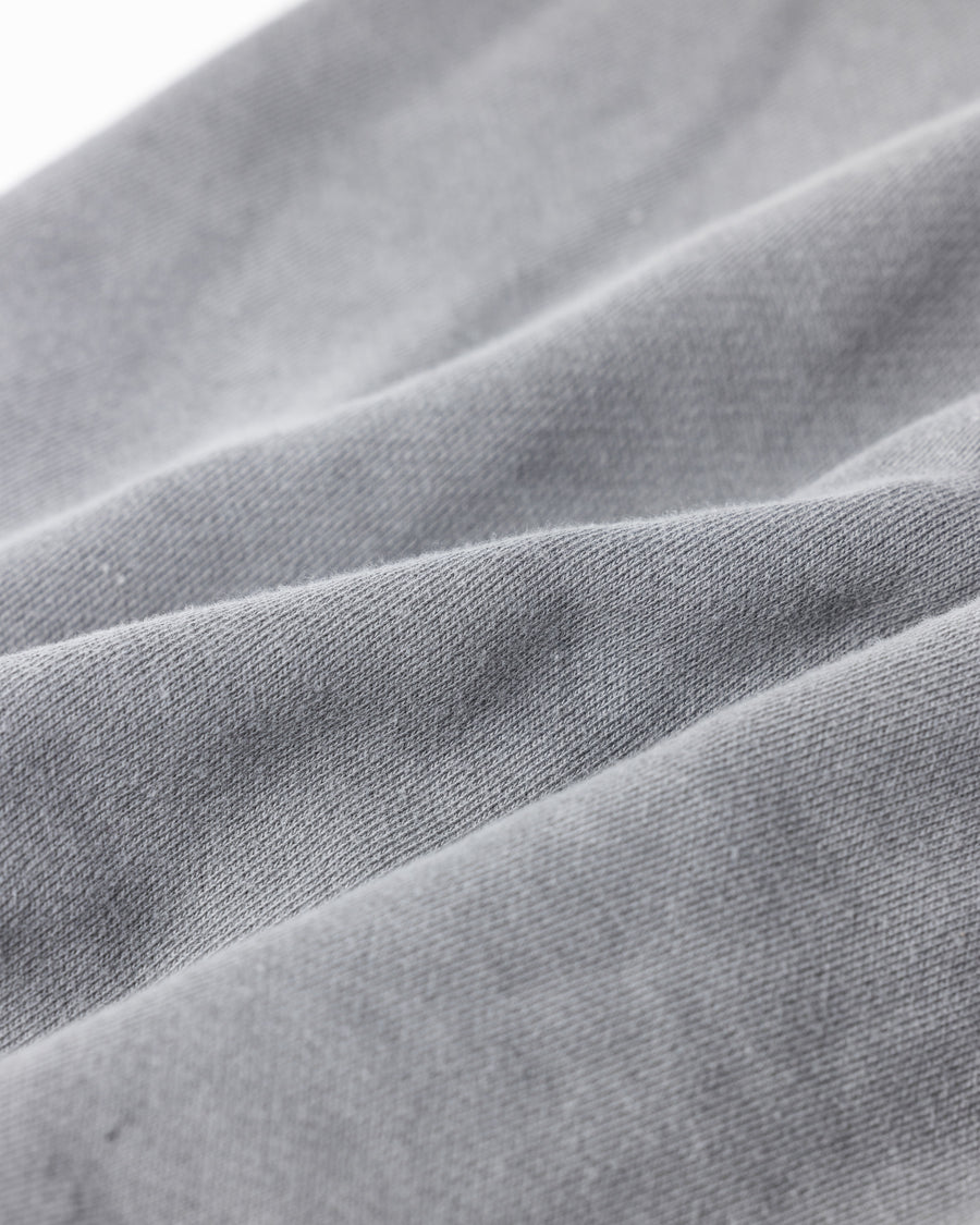 フロントにタックを施し、腰まわりに程よいゆとりをもたせたスウェットパンツ。ミニマルなシルエットをベースに、特殊顔料染め加工によって、奥行きのある独自の風合いを表現しています。生地には30/10裏毛を使用。
低速で丁寧に編み立てることで、程よいハリとコシを残しつつ、ドライで繊細なタッチに仕上げています。These sweatpants feature front tucks that create a comfortable amount of room around the waist.
Based on a clean silhouette, special pigment dyeing adds depth and a distinctive character to the fabric.
Made from 30/10 French terry, the fabric is slowly knitted to retain a balanced firmness, offering a dry yet delicate touch.