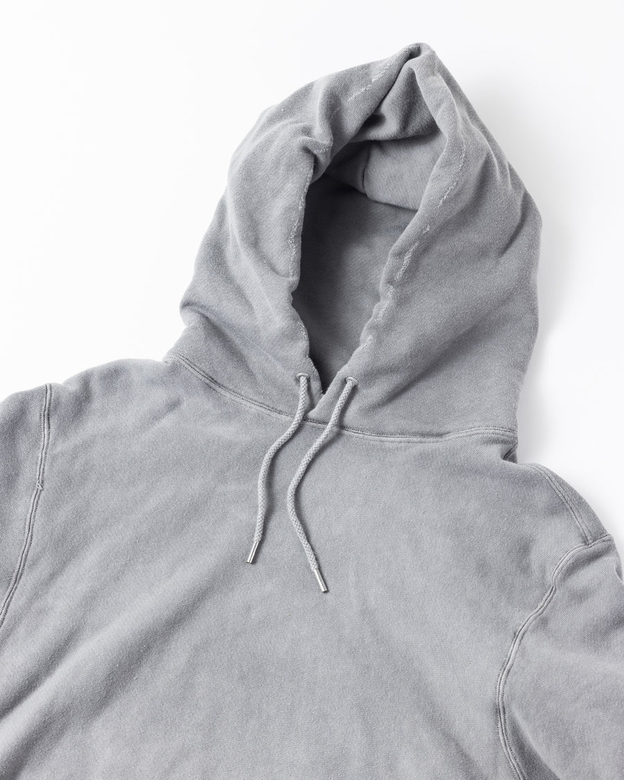 ANACHRONORMオリジナルのリバースウィーブスウェットパーカー。
ミニマルなデザインをベースに、特殊顔料染めを施すことで、深みのある独自の風合いを表現しています。生地には30/10裏毛を使用。低速で丁寧に編み立てることで、程よいハリとコシを残しつつ、ドライで繊細なタッチに仕上げています。ANACHRONORM’s original reverse-weave sweat parka.
Based on a minimalist design, it features special pigment dyeing that creates a rich and distinctive character.
Made from 30/10 French terry, the fabric is slowly knitted to retain a balanced firmness, offering a dry yet delicate touch.