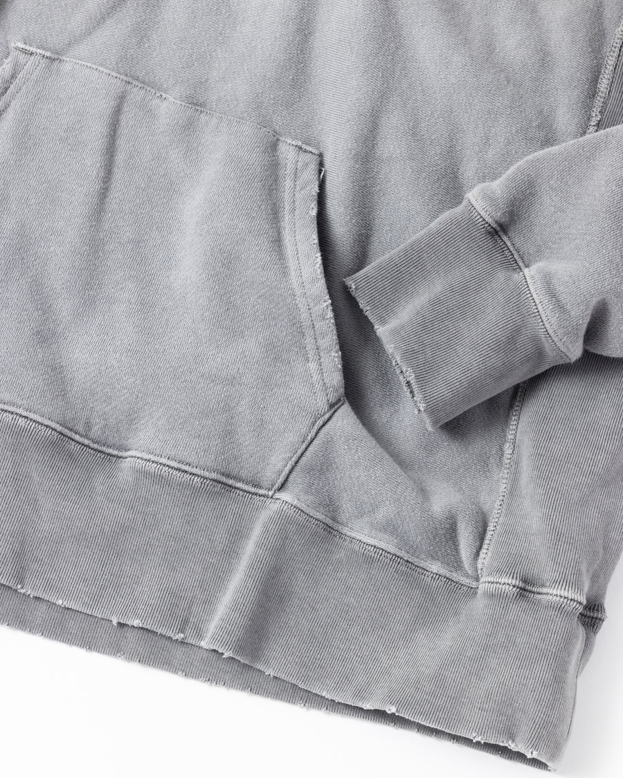 ANACHRONORMオリジナルのリバースウィーブスウェットパーカー。
ミニマルなデザインをベースに、特殊顔料染めを施すことで、深みのある独自の風合いを表現しています。生地には30/10裏毛を使用。低速で丁寧に編み立てることで、程よいハリとコシを残しつつ、ドライで繊細なタッチに仕上げています。ANACHRONORM’s original reverse-weave sweat parka.
Based on a minimalist design, it features special pigment dyeing that creates a rich and distinctive character.
Made from 30/10 French terry, the fabric is slowly knitted to retain a balanced firmness, offering a dry yet delicate touch.