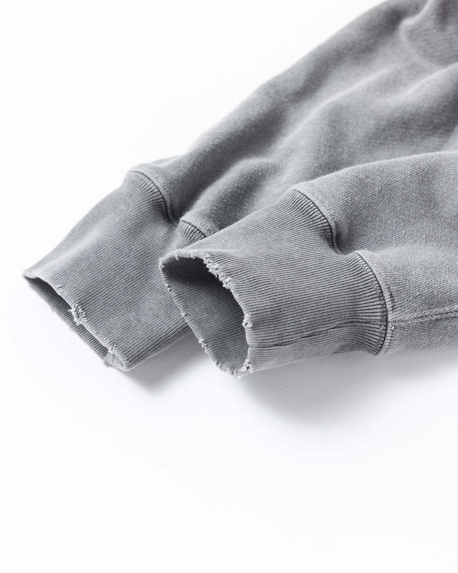 ANACHRONORMオリジナルのリバースウィーブスウェットパーカー。
ミニマルなデザインをベースに、特殊顔料染めを施すことで、深みのある独自の風合いを表現しています。生地には30/10裏毛を使用。低速で丁寧に編み立てることで、程よいハリとコシを残しつつ、ドライで繊細なタッチに仕上げています。ANACHRONORM’s original reverse-weave sweat parka.
Based on a minimalist design, it features special pigment dyeing that creates a rich and distinctive character.
Made from 30/10 French terry, the fabric is slowly knitted to retain a balanced firmness, offering a dry yet delicate touch.