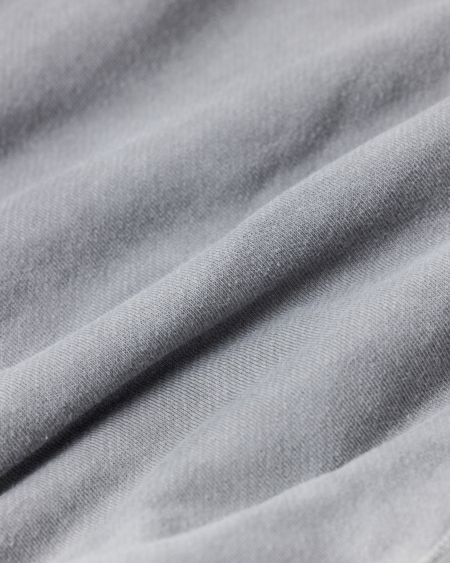 ANACHRONORMオリジナルのリバースウィーブスウェットパーカー。
ミニマルなデザインをベースに、特殊顔料染めを施すことで、深みのある独自の風合いを表現しています。生地には30/10裏毛を使用。低速で丁寧に編み立てることで、程よいハリとコシを残しつつ、ドライで繊細なタッチに仕上げています。ANACHRONORM’s original reverse-weave sweat parka.
Based on a minimalist design, it features special pigment dyeing that creates a rich and distinctive character.
Made from 30/10 French terry, the fabric is slowly knitted to retain a balanced firmness, offering a dry yet delicate touch.