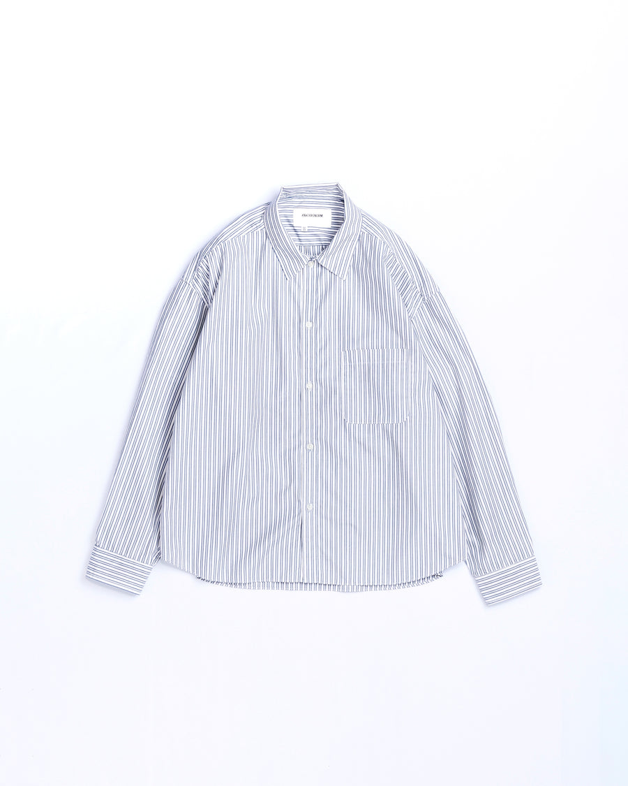 クリーンな高密度ストライプシャツに、スプレーによる顔料吹き付け加工を施し、自然なムラ感を与えた一着。リラックス感のあるシルエットが、上品さとラフさを絶妙なバランスで両立させています。素材には米綿100%の高密度ストライプ生地を採用。綿100%のナチュラルな風合いながら、シワになりにくい実用性も兼ね備えています。

A clean stripe shirt enhanced with a subtle pigment spray process for a natural, textured look. The relaxed silhouette perfectly balances elegance with a casual edge. Crafted from high-density US cotton stripe fabric, this WHITE STRIPE piece offers a crisp feel that is naturally wrinkle-resistant while maintaining the comfort of 100% cotton.