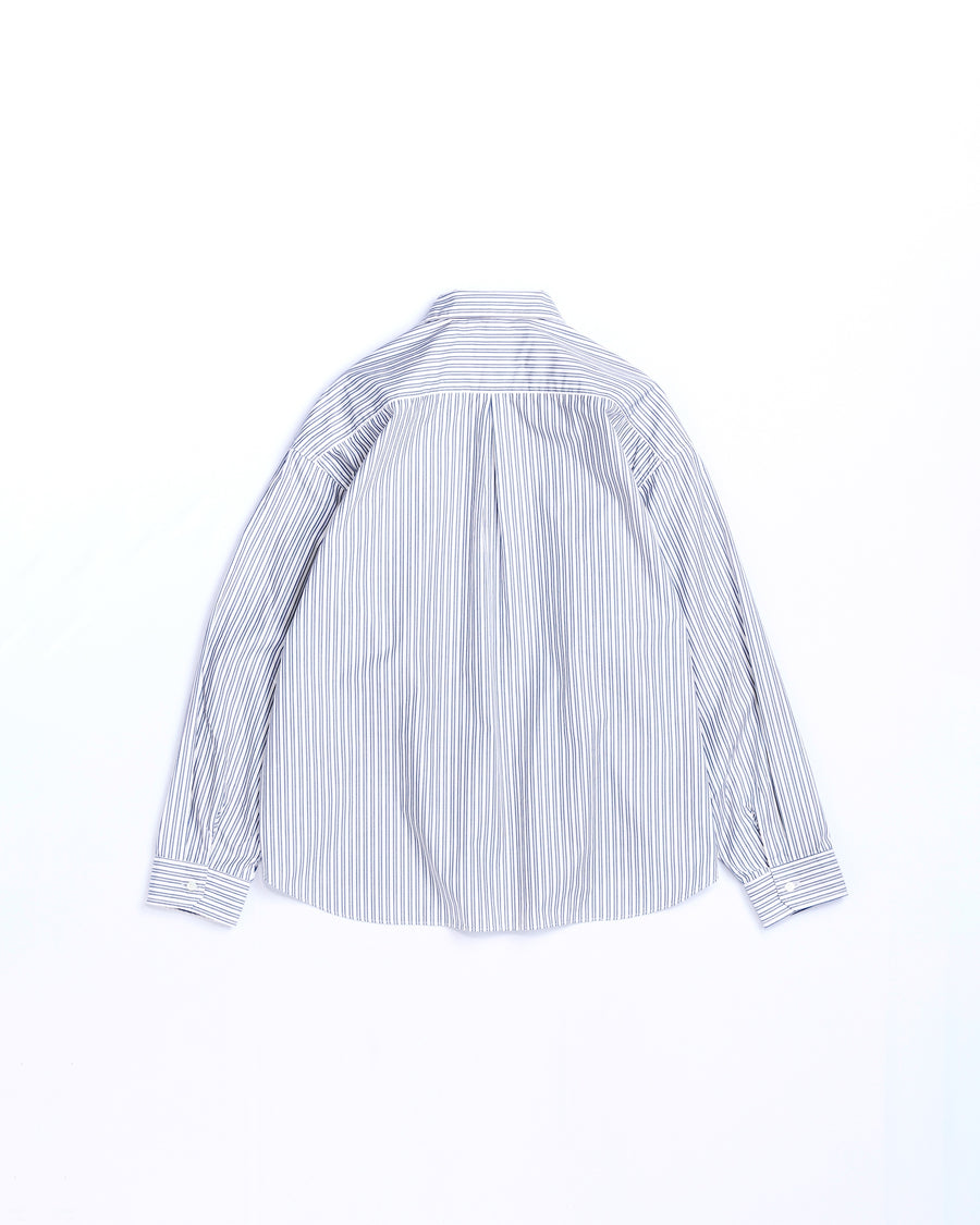 クリーンな高密度ストライプシャツに、スプレーによる顔料吹き付け加工を施し、自然なムラ感を与えた一着。リラックス感のあるシルエットが、上品さとラフさを絶妙なバランスで両立させています。素材には米綿100%の高密度ストライプ生地を採用。綿100%のナチュラルな風合いながら、シワになりにくい実用性も兼ね備えています。

A clean stripe shirt enhanced with a subtle pigment spray process for a natural, textured look. The relaxed silhouette perfectly balances elegance with a casual edge. Crafted from high-density US cotton stripe fabric, this WHITE STRIPE piece offers a crisp feel that is naturally wrinkle-resistant while maintaining the comfort of 100% cotton.