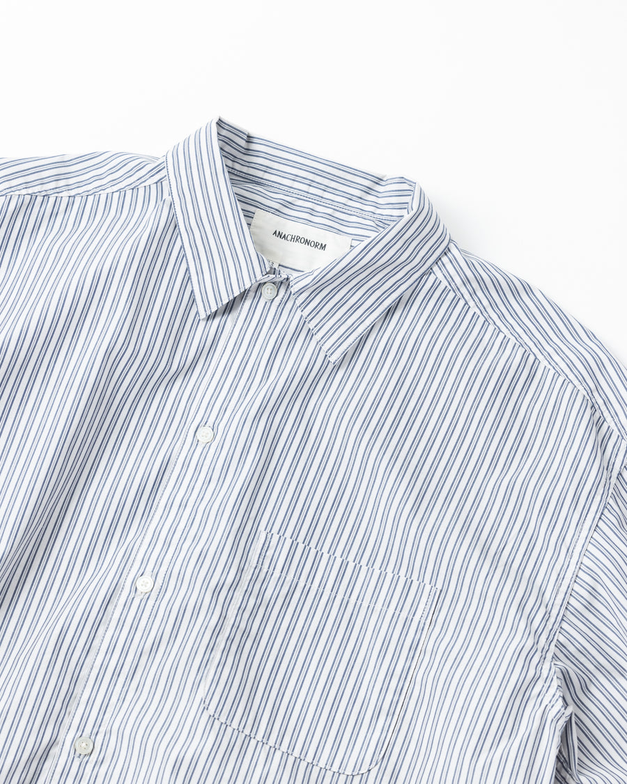 クリーンな高密度ストライプシャツに、スプレーによる顔料吹き付け加工を施し、自然なムラ感を与えた一着。リラックス感のあるシルエットが、上品さとラフさを絶妙なバランスで両立させています。素材には米綿100%の高密度ストライプ生地を採用。綿100%のナチュラルな風合いながら、シワになりにくい実用性も兼ね備えています。

A clean stripe shirt enhanced with a subtle pigment spray process for a natural, textured look. The relaxed silhouette perfectly balances elegance with a casual edge. Crafted from high-density US cotton stripe fabric, this WHITE STRIPE piece offers a crisp feel that is naturally wrinkle-resistant while maintaining the comfort of 100% cotton.