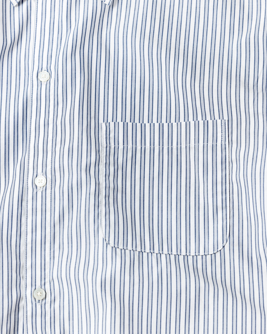 クリーンな高密度ストライプシャツに、スプレーによる顔料吹き付け加工を施し、自然なムラ感を与えた一着。リラックス感のあるシルエットが、上品さとラフさを絶妙なバランスで両立させています。素材には米綿100%の高密度ストライプ生地を採用。綿100%のナチュラルな風合いながら、シワになりにくい実用性も兼ね備えています。

A clean stripe shirt enhanced with a subtle pigment spray process for a natural, textured look. The relaxed silhouette perfectly balances elegance with a casual edge. Crafted from high-density US cotton stripe fabric, this WHITE STRIPE piece offers a crisp feel that is naturally wrinkle-resistant while maintaining the comfort of 100% cotton.