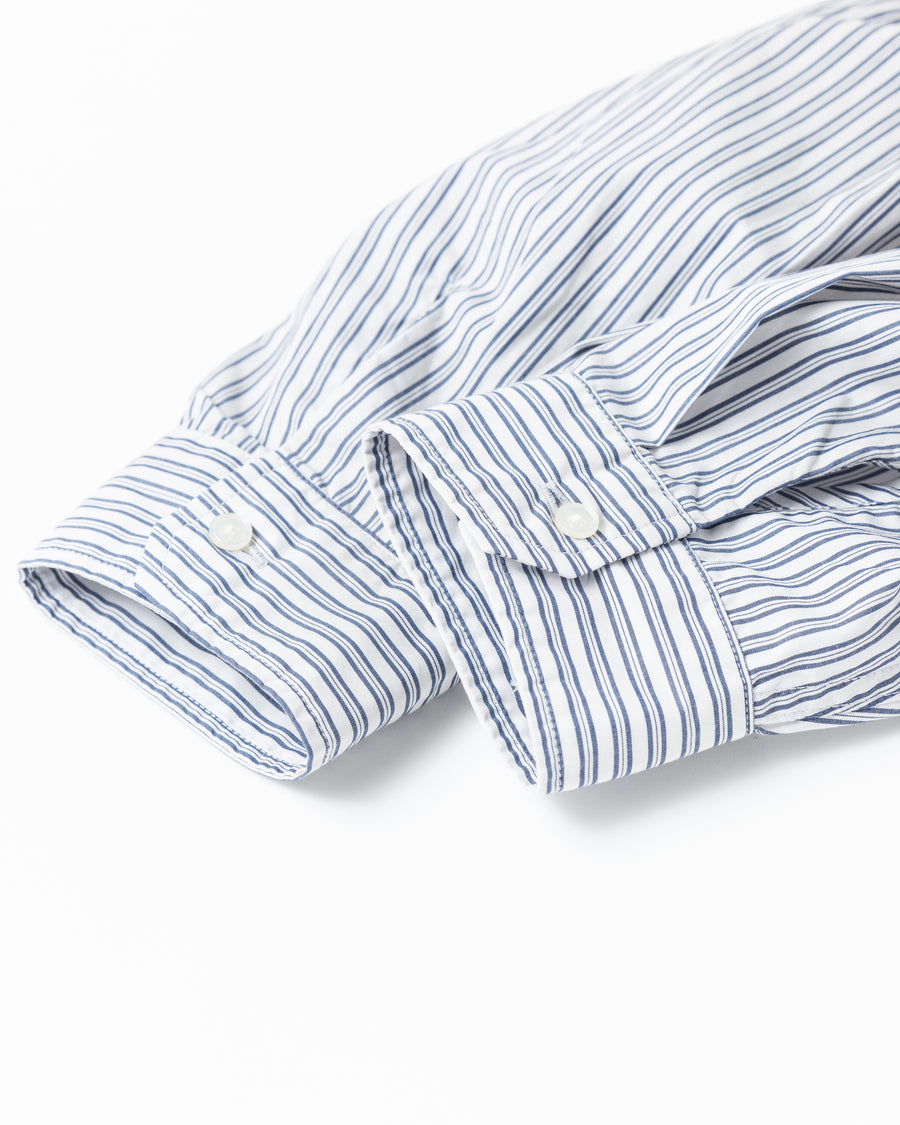  クリーンな高密度ストライプシャツに、スプレーによる顔料吹き付け加工を施し、自然なムラ感を与えた一着。リラックス感のあるシルエットが、上品さとラフさを絶妙なバランスで両立させています。素材には米綿100%の高密度ストライプ生地を採用。綿100%のナチュラルな風合いながら、シワになりにくい実用性も兼ね備えています。

A clean stripe shirt enhanced with a subtle pigment spray process for a natural, textured look. The relaxed silhouette perfectly balances elegance with a casual edge. Crafted from high-density US cotton stripe fabric, this WHITE STRIPE piece offers a crisp feel that is naturally wrinkle-resistant while maintaining the comfort of 100% cotton.