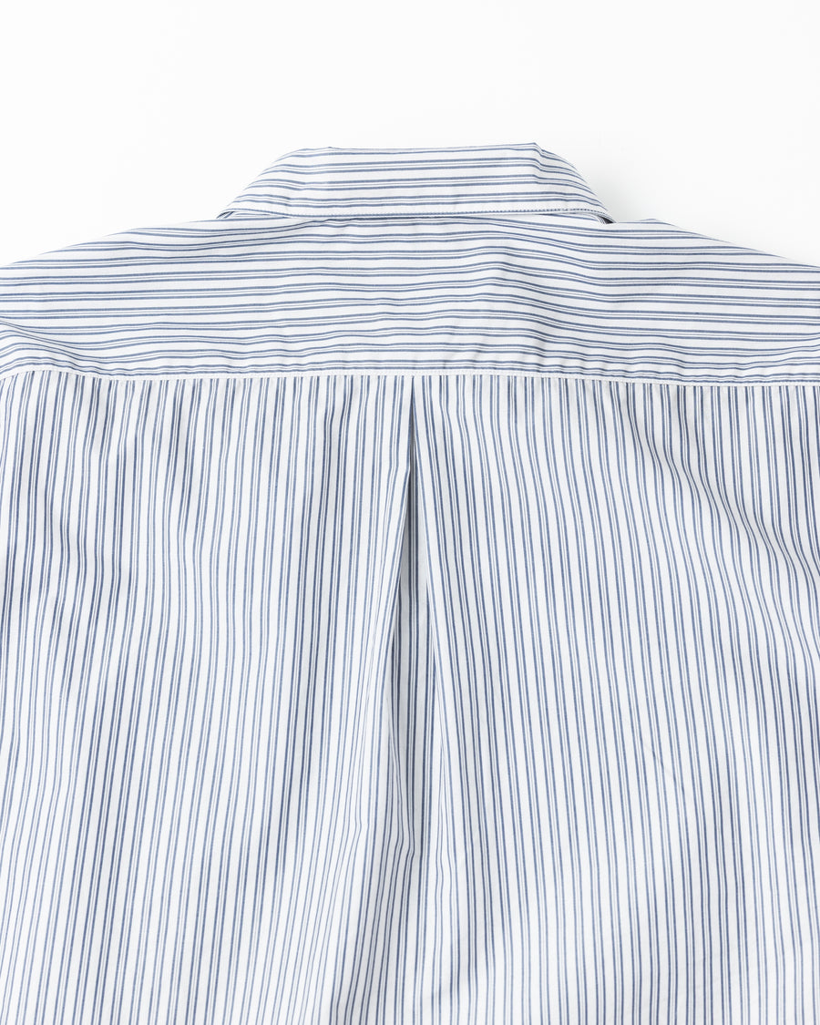 クリーンな高密度ストライプシャツに、スプレーによる顔料吹き付け加工を施し、自然なムラ感を与えた一着。リラックス感のあるシルエットが、上品さとラフさを絶妙なバランスで両立させています。素材には米綿100%の高密度ストライプ生地を採用。綿100%のナチュラルな風合いながら、シワになりにくい実用性も兼ね備えています。

A clean stripe shirt enhanced with a subtle pigment spray process for a natural, textured look. The relaxed silhouette perfectly balances elegance with a casual edge. Crafted from high-density US cotton stripe fabric, this WHITE STRIPE piece offers a crisp feel that is naturally wrinkle-resistant while maintaining the comfort of 100% cotton.