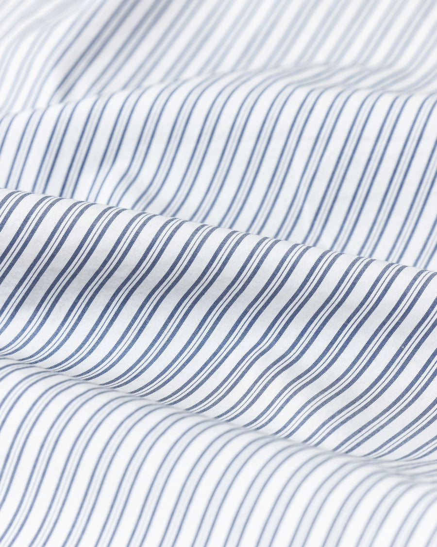 クリーンな高密度ストライプシャツに、スプレーによる顔料吹き付け加工を施し、自然なムラ感を与えた一着。リラックス感のあるシルエットが、上品さとラフさを絶妙なバランスで両立させています。素材には米綿100%の高密度ストライプ生地を採用。綿100%のナチュラルな風合いながら、シワになりにくい実用性も兼ね備えています。

A clean stripe shirt enhanced with a subtle pigment spray process for a natural, textured look. The relaxed silhouette perfectly balances elegance with a casual edge. Crafted from high-density US cotton stripe fabric, this WHITE STRIPE piece offers a crisp feel that is naturally wrinkle-resistant while maintaining the comfort of 100% cotton.