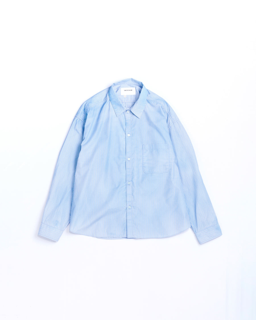 クリーンな高密度ストライプシャツに、スプレーによる顔料吹き付け加工を施し、自然なムラ感を与えた一着。リラックス感のあるシルエットが、上品さとラフさを絶妙なバランスで両立させています。素材には米綿100%の高密度ストライプ生地を採用。綿100%のナチュラルな風合いながら、シワになりにくい実用性も兼ね備えています。

A clean stripe shirt enhanced with a subtle pigment spray process for a natural, textured look. The relaxed silhouette perfectly balances elegance with a casual edge. Crafted from high-density US cotton stripe fabric, this BLUE STRIPE piece offers a crisp feel that is naturally wrinkle-resistant while maintaining the comfort of 100% cotton.