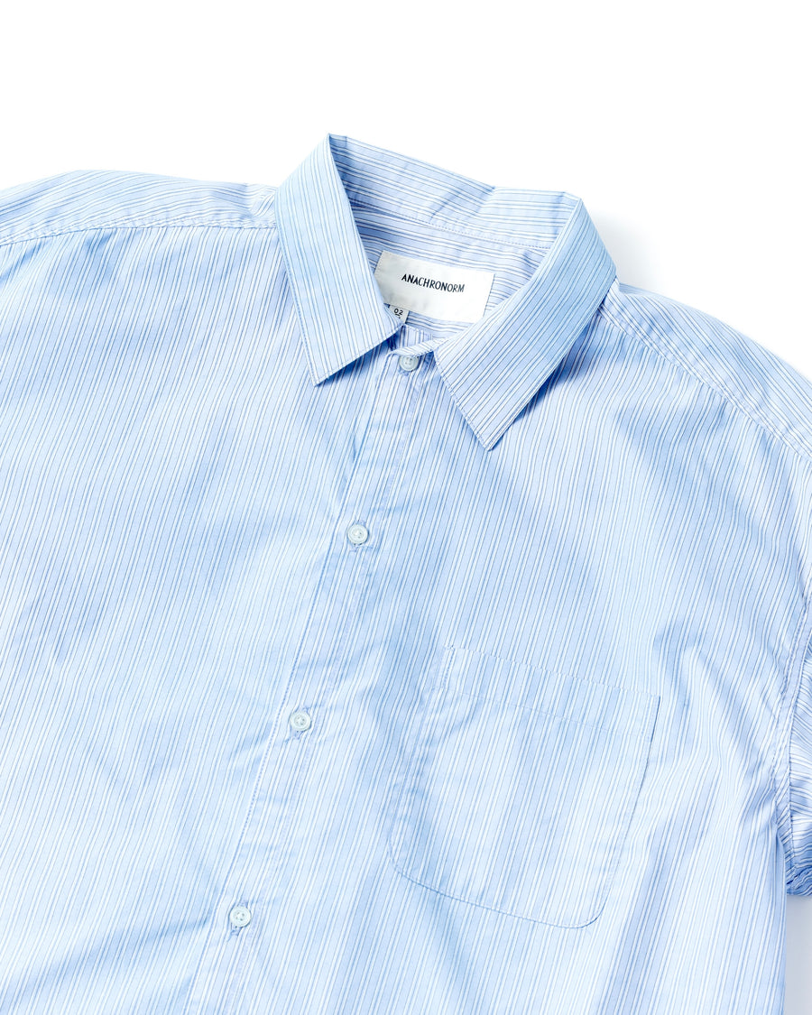 クリーンな高密度ストライプシャツに、スプレーによる顔料吹き付け加工を施し、自然なムラ感を与えた一着。リラックス感のあるシルエットが、上品さとラフさを絶妙なバランスで両立させています。素材には米綿100%の高密度ストライプ生地を採用。綿100%のナチュラルな風合いながら、シワになりにくい実用性も兼ね備えています。

A clean stripe shirt enhanced with a subtle pigment spray process for a natural, textured look. The relaxed silhouette perfectly balances elegance with a casual edge. Crafted from high-density US cotton stripe fabric, this BLUE STRIPE piece offers a crisp feel that is naturally wrinkle-resistant while maintaining the comfort of 100% cotton.