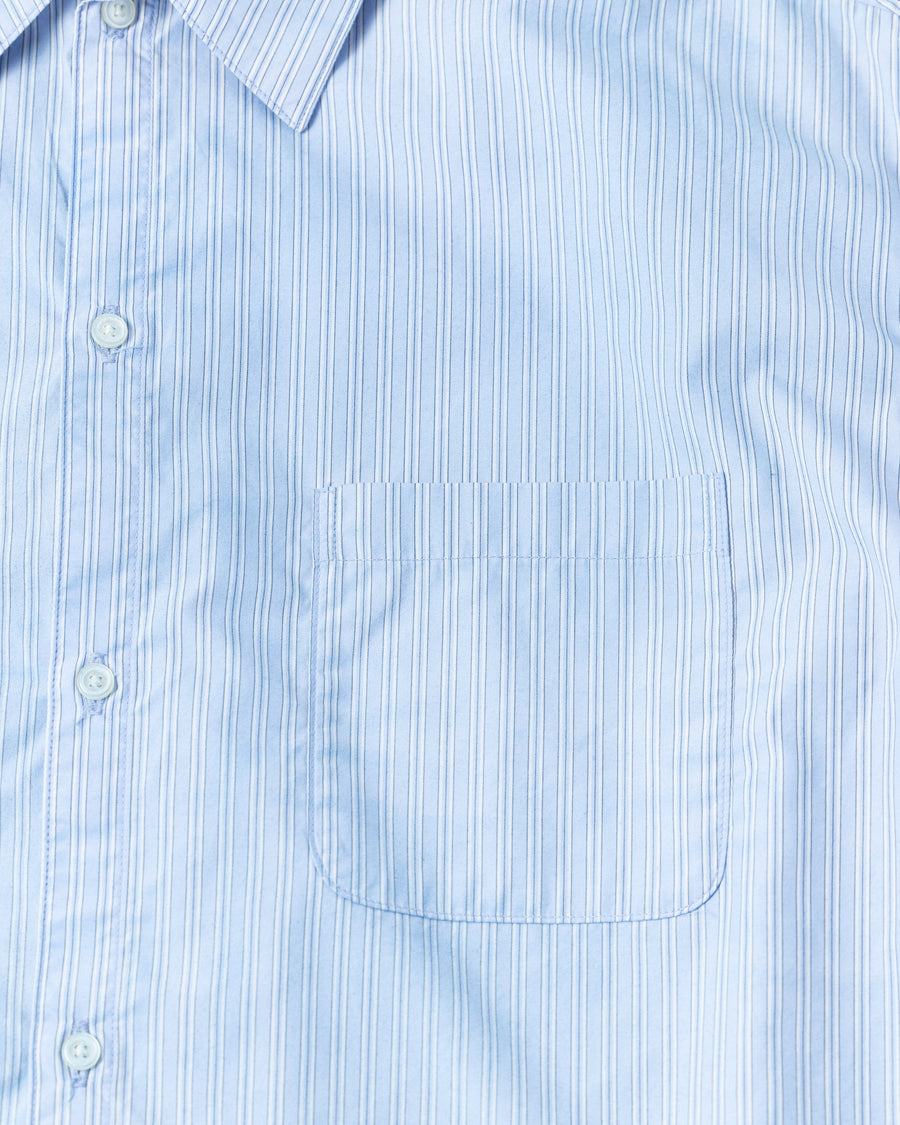 クリーンな高密度ストライプシャツに、スプレーによる顔料吹き付け加工を施し、自然なムラ感を与えた一着。リラックス感のあるシルエットが、上品さとラフさを絶妙なバランスで両立させています。素材には米綿100%の高密度ストライプ生地を採用。綿100%のナチュラルな風合いながら、シワになりにくい実用性も兼ね備えています。

A clean stripe shirt enhanced with a subtle pigment spray process for a natural, textured look. The relaxed silhouette perfectly balances elegance with a casual edge. Crafted from high-density US cotton stripe fabric, this BLUE STRIPE piece offers a crisp feel that is naturally wrinkle-resistant while maintaining the comfort of 100% cotton.