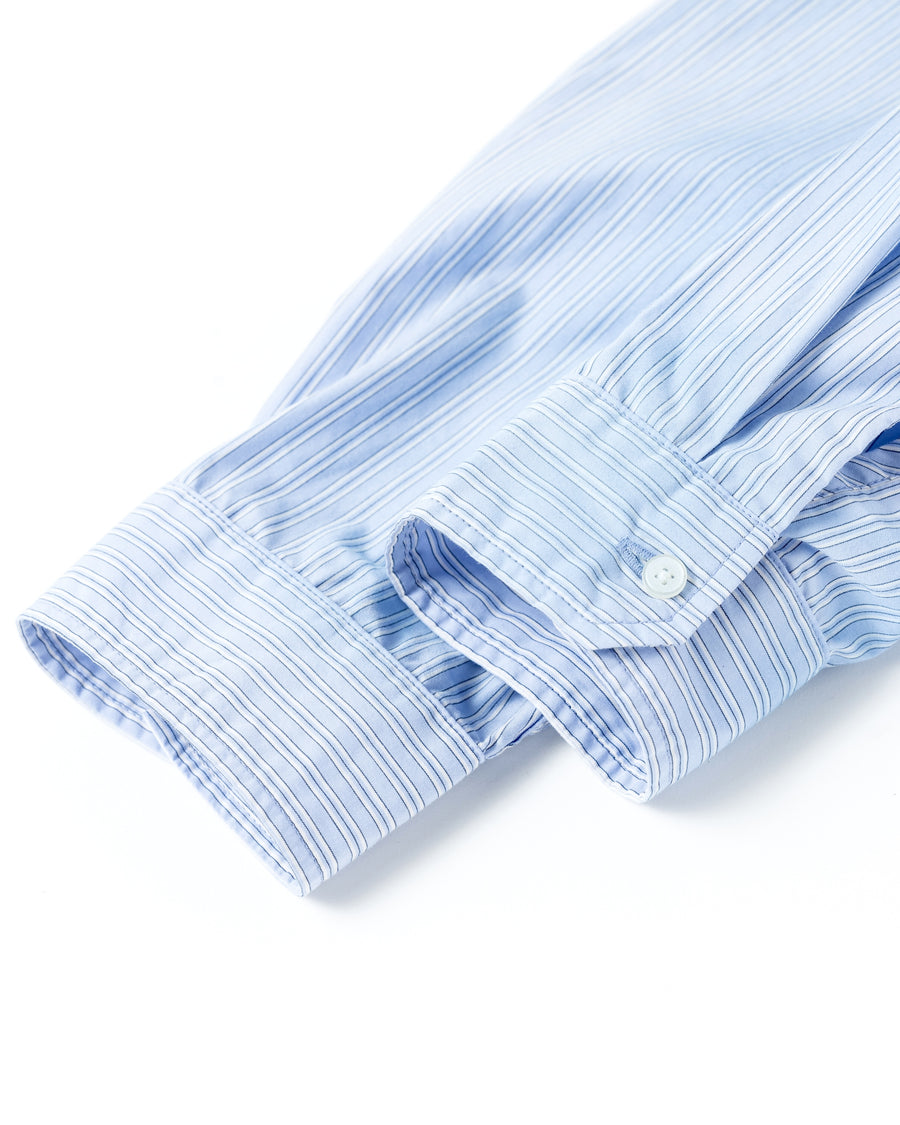 クリーンな高密度ストライプシャツに、スプレーによる顔料吹き付け加工を施し、自然なムラ感を与えた一着。リラックス感のあるシルエットが、上品さとラフさを絶妙なバランスで両立させています。素材には米綿100%の高密度ストライプ生地を採用。綿100%のナチュラルな風合いながら、シワになりにくい実用性も兼ね備えています。

A clean stripe shirt enhanced with a subtle pigment spray process for a natural, textured look. The relaxed silhouette perfectly balances elegance with a casual edge. Crafted from high-density US cotton stripe fabric, this BLUE STRIPE piece offers a crisp feel that is naturally wrinkle-resistant while maintaining the comfort of 100% cotton.