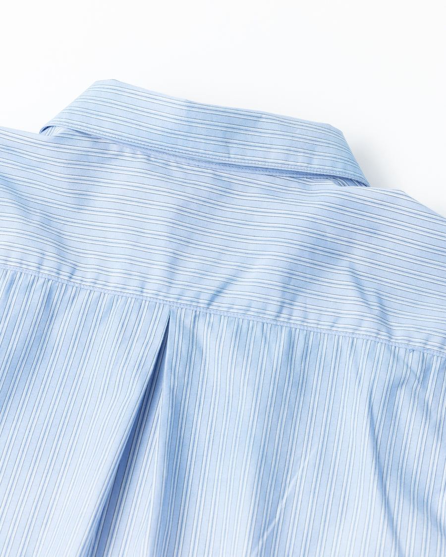 クリーンな高密度ストライプシャツに、スプレーによる顔料吹き付け加工を施し、自然なムラ感を与えた一着。リラックス感のあるシルエットが、上品さとラフさを絶妙なバランスで両立させています。素材には米綿100%の高密度ストライプ生地を採用。綿100%のナチュラルな風合いながら、シワになりにくい実用性も兼ね備えています。

A clean stripe shirt enhanced with a subtle pigment spray process for a natural, textured look. The relaxed silhouette perfectly balances elegance with a casual edge. Crafted from high-density US cotton stripe fabric, this BLUE STRIPE piece offers a crisp feel that is naturally wrinkle-resistant while maintaining the comfort of 100% cotton.
