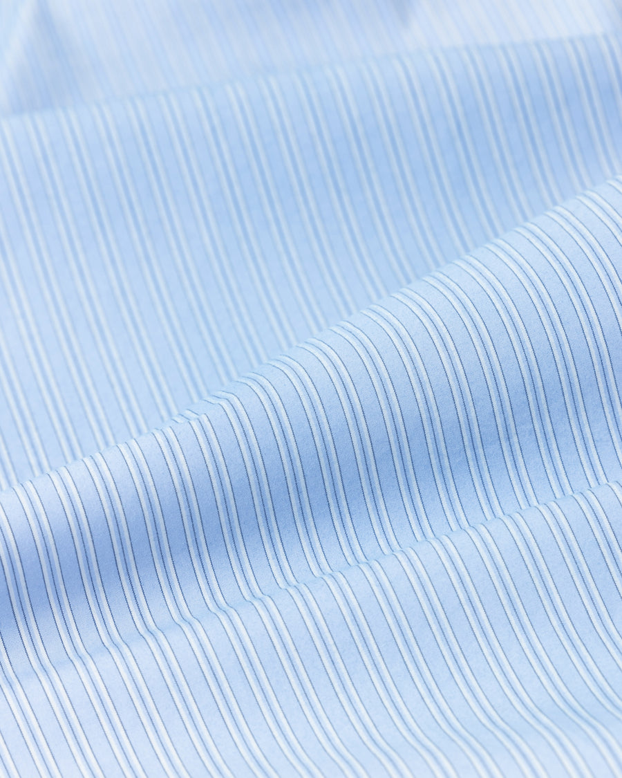 クリーンな高密度ストライプシャツに、スプレーによる顔料吹き付け加工を施し、自然なムラ感を与えた一着。リラックス感のあるシルエットが、上品さとラフさを絶妙なバランスで両立させています。素材には米綿100%の高密度ストライプ生地を採用。綿100%のナチュラルな風合いながら、シワになりにくい実用性も兼ね備えています。

A clean stripe shirt enhanced with a subtle pigment spray process for a natural, textured look. The relaxed silhouette perfectly balances elegance with a casual edge. Crafted from high-density US cotton stripe fabric, this BLUE STRIPE piece offers a crisp feel that is naturally wrinkle-resistant while maintaining the comfort of 100% cotton.