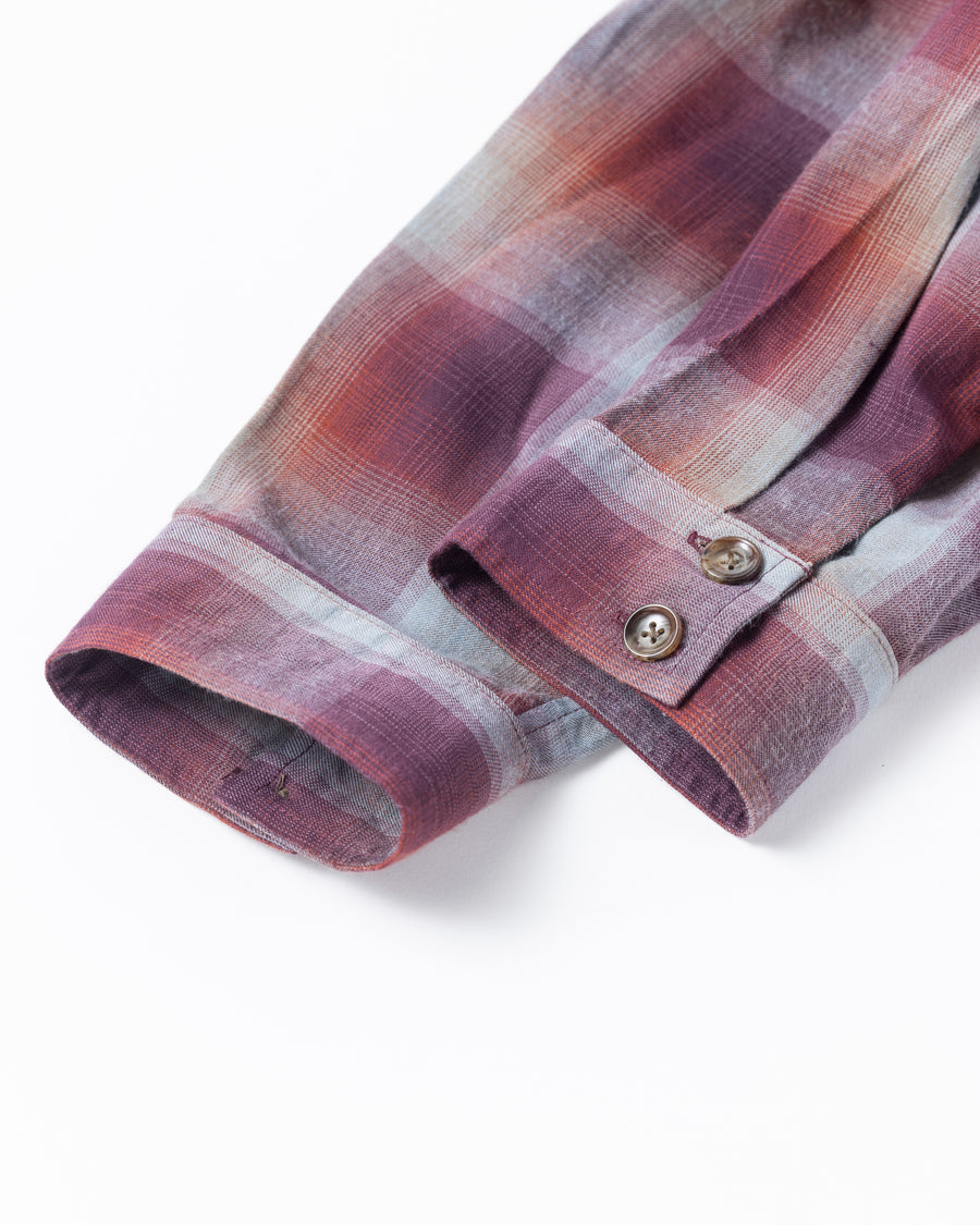 オンブレチェック柄が目を惹くオープンカラーシャツ。生地が持つ自然なドレープ感を活かし、リラックス感のあるゆとりを持たせたシルエットに仕上げました。素材にはタテ・ヨコ共にレーヨン糸を使用したレーヨンチェックを採用。非常に優れた落ち感と、袖を通した瞬間に感じる滑らかで心地よい肌触りが、上質なリラックススタイルを演出します。

An open-collar shirt featuring a classic ombre check pattern. The relaxed silhouette highlights the natural drape and fluid movement of the fabric. Crafted from a high-quality rayon check weave, this RED CHECK piece is characterized by its exceptional softness and smooth touch, offering a sophisticated look with an effortlessly comfortable feel.