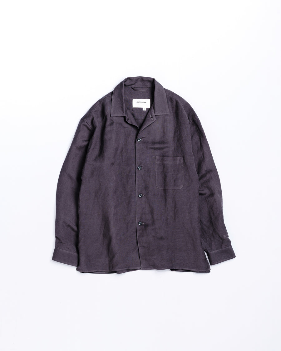 ミニマルなデザインのオープンカラーシャツ。レーヨンリネン特有の自然なドレープ感を活かし、リラックス感のあるゆとりを持たせたシルエットに仕上げました。麻のスラブ感が際立つざっくりとした表情ながら、清涼感のある薄手素材を採用。バイオワッシャー加工を施すことで、さらりとした肌触りとしなやかさを高めた、非常に心地よい一着です。

A minimalist open-collar shirt designed to highlight the natural drape of its fabric. Crafted from a rayon-linen bio-washer blend, this CHARCOAL piece features a breathable, textured look with a cool, lightweight feel. The bio-wash treatment enhances the rayon's suppleness and the linen's crispness, resulting in a soft, smooth texture that is exce