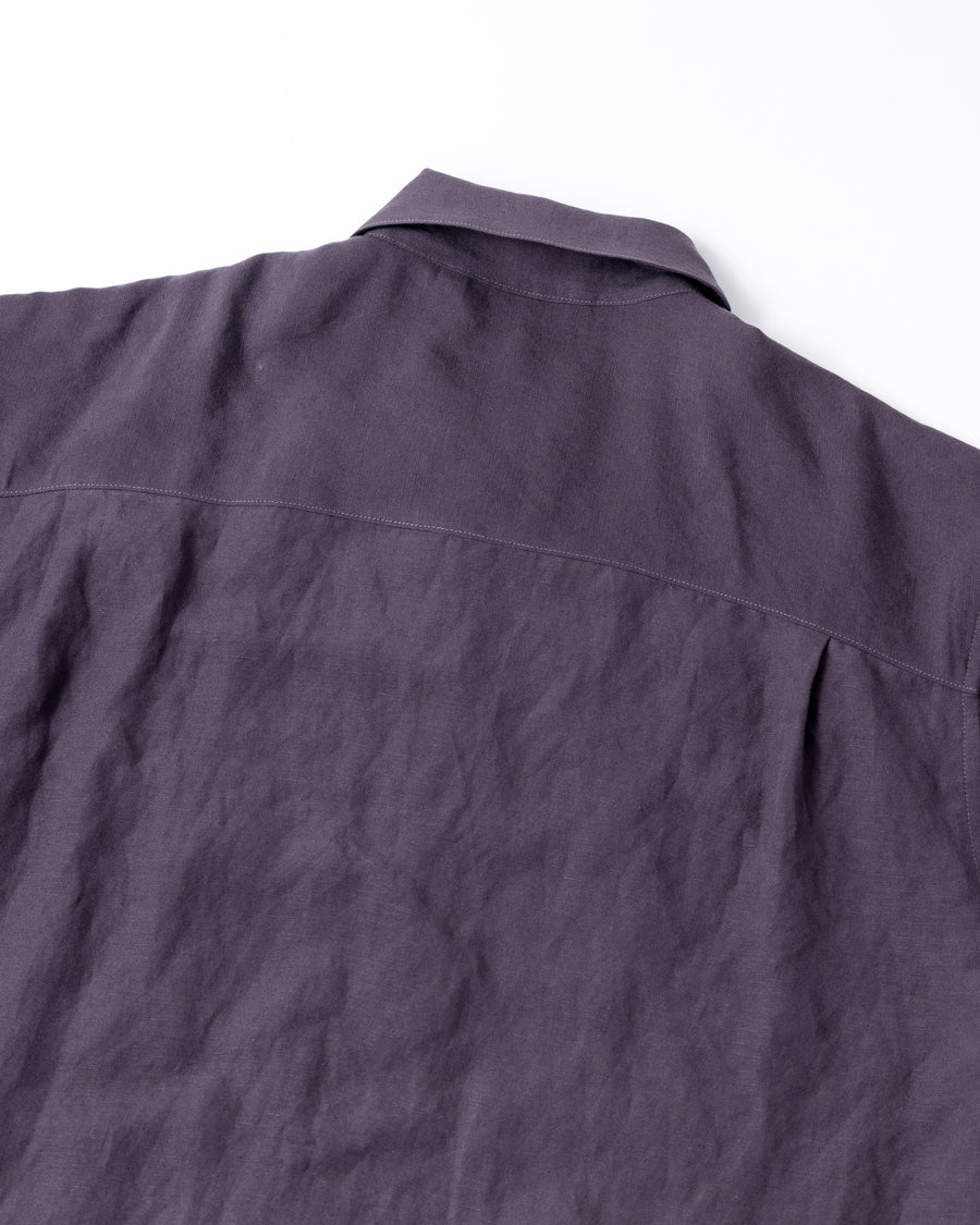 ミニマルなデザインのオープンカラーシャツ。レーヨンリネン特有の自然なドレープ感を活かし、リラックス感のあるゆとりを持たせたシルエットに仕上げました。麻のスラブ感が際立つざっくりとした表情ながら、清涼感のある薄手素材を採用。バイオワッシャー加工を施すことで、さらりとした肌触りとしなやかさを高めた、非常に心地よい一着です。

A minimalist open-collar shirt designed to highlight the natural drape of its fabric. Crafted from a rayon-linen bio-washer blend, this CHARCOAL piece features a breathable, textured look with a cool, lightweight feel. The bio-wash treatment enhances the rayon's suppleness and the linen's crispness, resulting in a soft, smooth texture that is exce