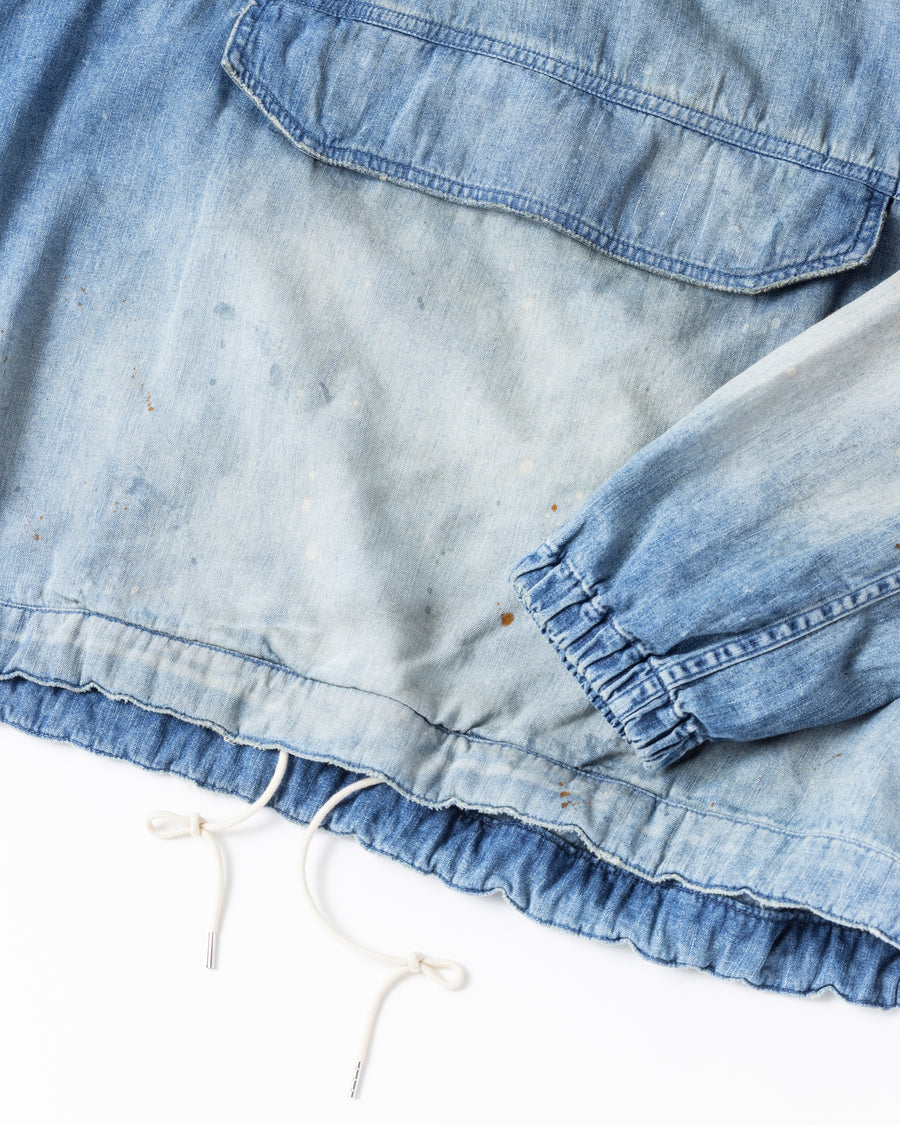 フード口のボタンの開閉により、首まわりのニュアンスを変えて楽しめる一着。素材には、経糸にコットンムラ糸、緯糸に綿麻混紡糸を使用した綿麻6ozデニムを採用しました。シャープなムラ感とリネン混ならではの粗野な風合いが、ヴィンテージの魅力を引き立てます。エイジング加工を施すことで、全体にリアリティのあるアタリ感を出し、長年着込んだような深みのある表情に仕上げました。A versatile piece featuring adjustable hood buttons to create a clean or relaxed neckline. Crafted from 6oz cotton-linen denim, the fabric combines sharp slub textures with a rustic linen feel for an authentic vintage character. Treated with an aging process to create realistic wear and fade, this INDIGO garment offers a sophisti