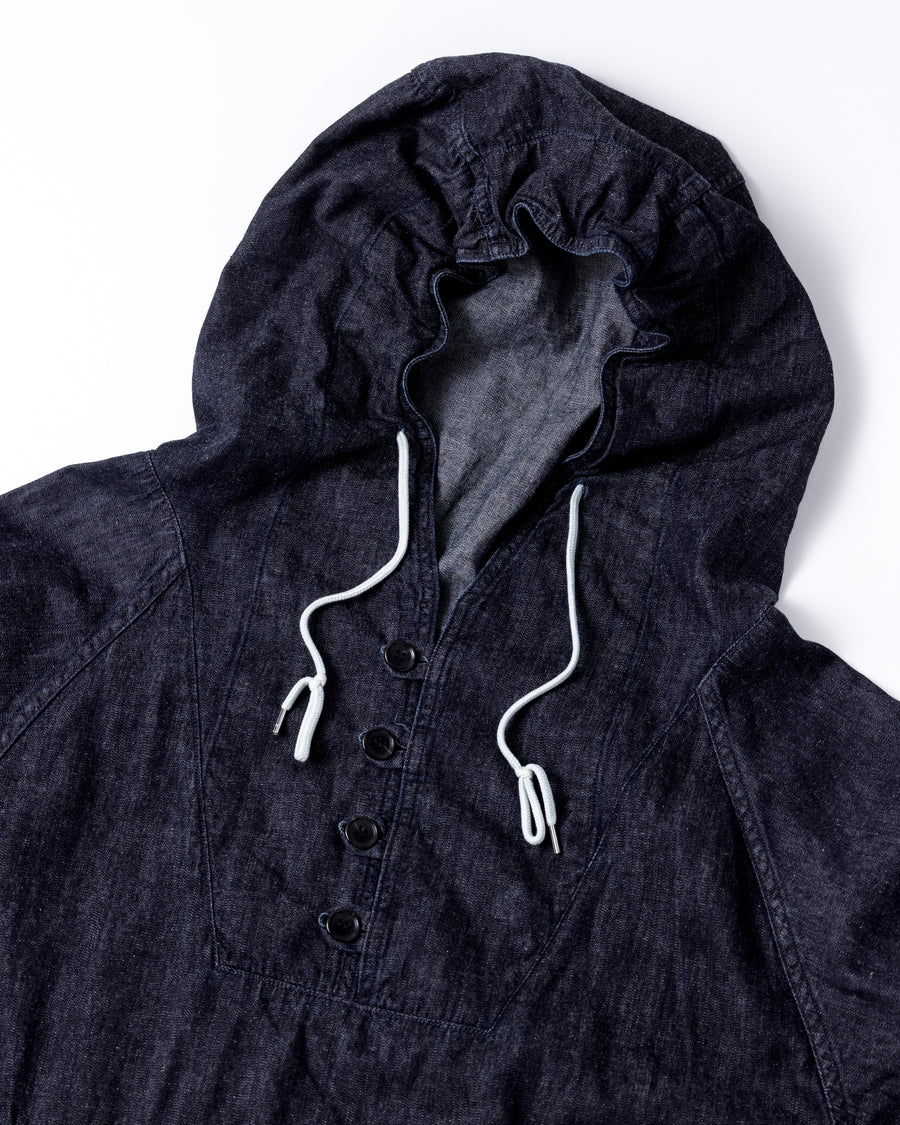 フード口のボタンの開閉により、首まわりのニュアンスを変えて楽しめる一着。素材には、経糸にコットンムラ糸、緯糸に綿麻混紡糸を使用した綿麻6ozデニムを採用しました。シャープなムラ感とリネン混ならではの粗野な風合いが、ヴィンテージの魅力を引き立てます。バイオウォッシュ加工を施すことで、使い始めから体に馴染む柔らかな質感に仕上げました。

A versatile piece featuring adjustable hood buttons to create a clean or relaxed neckline. Crafted from 6oz cotton-linen denim, the fabric combines sharp slub textures with the rustic feel of linen for an authentic vintage character. Treated with a bio-wash process, this INDIGO garment offers a soft, lived-in feel from the very first wear.