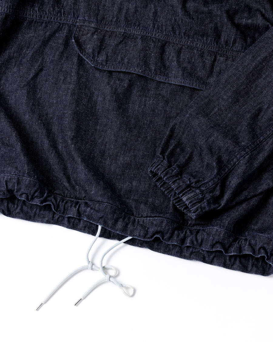 フード口のボタンの開閉により、首まわりのニュアンスを変えて楽しめる一着。素材には、経糸にコットンムラ糸、緯糸に綿麻混紡糸を使用した綿麻6ozデニムを採用しました。シャープなムラ感とリネン混ならではの粗野な風合いが、ヴィンテージの魅力を引き立てます。バイオウォッシュ加工を施すことで、使い始めから体に馴染む柔らかな質感に仕上げました。

A versatile piece featuring adjustable hood buttons to create a clean or relaxed neckline. Crafted from 6oz cotton-linen denim, the fabric combines sharp slub textures with the rustic feel of linen for an authentic vintage character. Treated with a bio-wash process, this INDIGO garment offers a soft, lived-in feel from the very first wear.