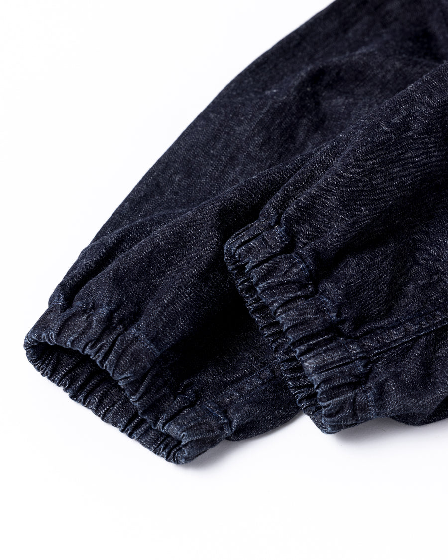 フード口のボタンの開閉により、首まわりのニュアンスを変えて楽しめる一着。素材には、経糸にコットンムラ糸、緯糸に綿麻混紡糸を使用した綿麻6ozデニムを採用しました。シャープなムラ感とリネン混ならではの粗野な風合いが、ヴィンテージの魅力を引き立てます。バイオウォッシュ加工を施すことで、使い始めから体に馴染む柔らかな質感に仕上げました。

A versatile piece featuring adjustable hood buttons to create a clean or relaxed neckline. Crafted from 6oz cotton-linen denim, the fabric combines sharp slub textures with the rustic feel of linen for an authentic vintage character. Treated with a bio-wash process, this INDIGO garment offers a soft, lived-in feel from the very first wear.