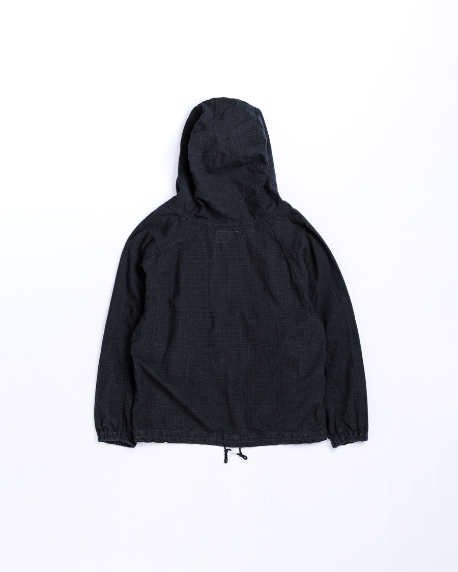 フード口のボタンの開閉により、首周りのニュアンスを自在に調整できる一着。素材には、麻カスや節を活かしたネップ糸を織り交ぜたコットンリネンチェックを採用しました。ドライタッチな生地にワンウォッシュを施すことで、麻特有のハリ感を残しつつ、肌馴染みの良い柔らかな風合いと豊かな表情を引き出しています。

This piece features adjustable hood buttons to alternate between a clean look and a relaxed neckline. Crafted from a cotton-linen check weave with rustic nep yarns, it highlights the natural texture of the fibers. The BLACK fabric is one-washed to balance a crisp, dry touch with a soft, broken-in feel, creating a sophisticated yet comfortable aesthetic.