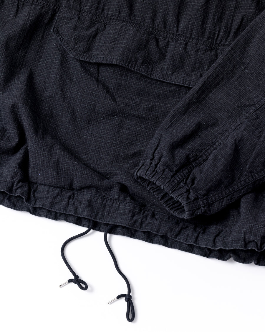 フード口のボタンの開閉により、首周りのニュアンスを自在に調整できる一着。素材には、麻カスや節を活かしたネップ糸を織り交ぜたコットンリネンチェックを採用しました。ドライタッチな生地にワンウォッシュを施すことで、麻特有のハリ感を残しつつ、肌馴染みの良い柔らかな風合いと豊かな表情を引き出しています。

This piece features adjustable hood buttons to alternate between a clean look and a relaxed neckline. Crafted from a cotton-linen check weave with rustic nep yarns, it highlights the natural texture of the fibers. The BLACK fabric is one-washed to balance a crisp, dry touch with a soft, broken-in feel, creating a sophisticated yet comfortable aesthetic.