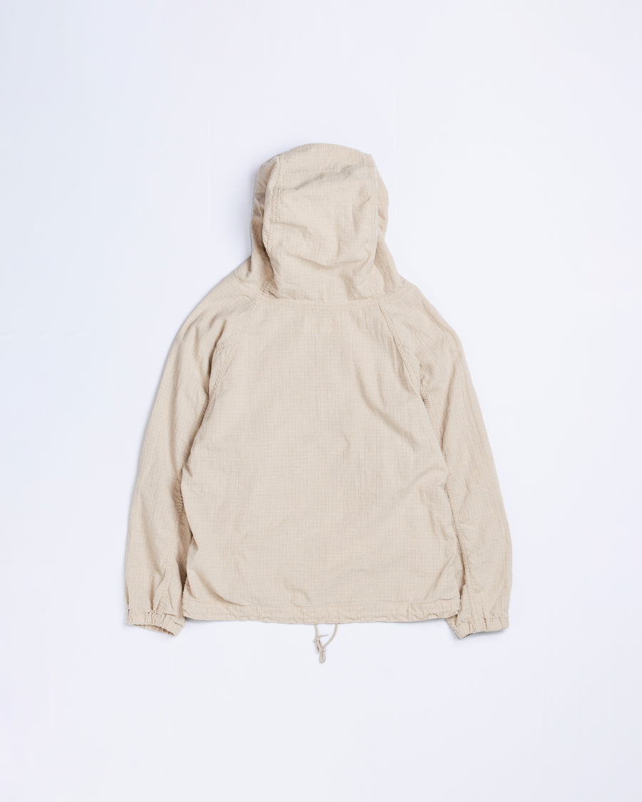 フード口のボタンの開閉により、首周りのニュアンスを自在に調整できる一着。素材には、麻カスや節を活かしたネップ糸を織り交ぜたコットンリネンチェックを採用しました。ドライタッチな生地にワンウォッシュを施すことで、麻特有のハリ感を残しつつ、肌馴染みの良い柔らかな風合いと豊かな表情を引き出しています。

This piece features adjustable hood buttons to alternate between a clean look and a relaxed neckline. Crafted from a cotton-linen check weave with rustic nep yarns, it highlights the natural texture of the fibers. The BEIGE fabric is one-washed to balance a crisp, dry touch with a soft, broken-in feel, creating a sophisticated yet comfortable aesthetic.