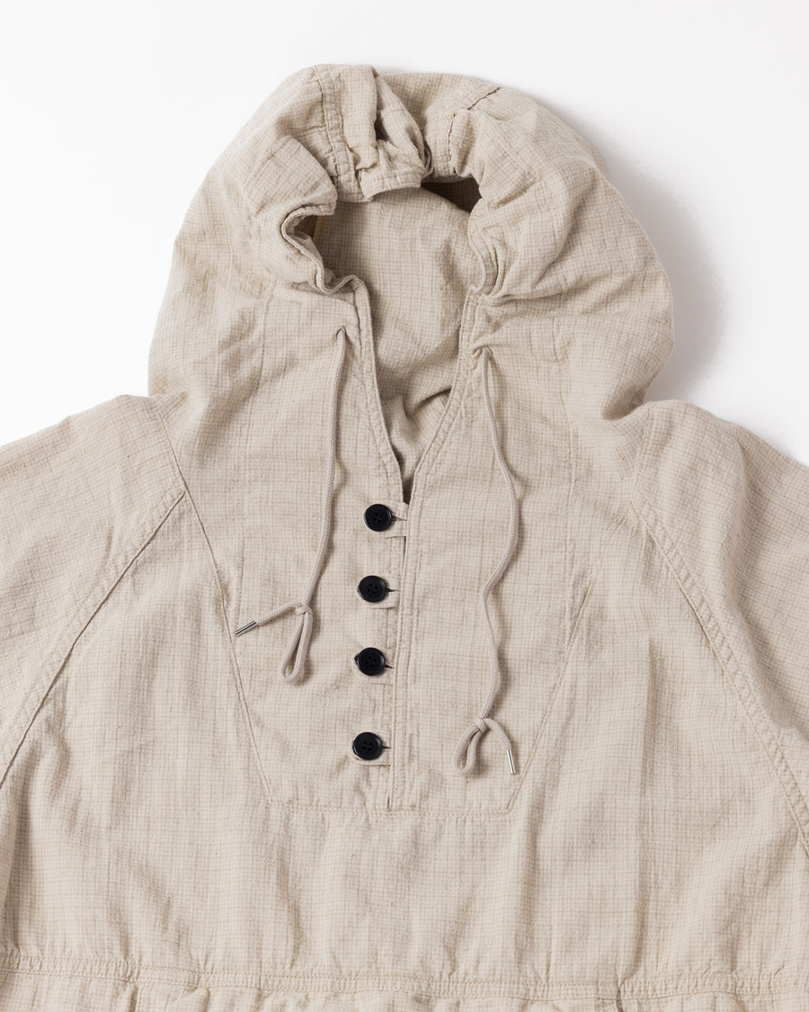 フード口のボタンの開閉により、首周りのニュアンスを自在に調整できる一着。素材には、麻カスや節を活かしたネップ糸を織り交ぜたコットンリネンチェックを採用しました。ドライタッチな生地にワンウォッシュを施すことで、麻特有のハリ感を残しつつ、肌馴染みの良い柔らかな風合いと豊かな表情を引き出しています。

This piece features adjustable hood buttons to alternate between a clean look and a relaxed neckline. Crafted from a cotton-linen check weave with rustic nep yarns, it highlights the natural texture of the fibers. The BEIGE fabric is one-washed to balance a crisp, dry touch with a soft, broken-in feel, creating a sophisticated yet comfortable aesthetic.