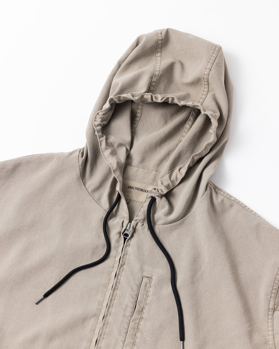 ポリエステル100％でありながら、綿のような質感と軽量性を備えた高機能な一着。タスラン加工糸を使用したポリエステルオックスを採用し、シワになりにくく速乾性に優れたイージーケア性を実現しました。本来染色が困難な素材に特殊顔料染めを施すことで、化繊特有の光沢を抑えた、ナチュラルで奥行きのある絶妙なフェード感を表現しています。

A high-performance piece crafted from polyester oxford, offering a cotton-like touch with lightweight, quick-dry, and wrinkle-resistant properties. This GRAY BEIGE item features a special pigment dye—a rare process for polyester—achieving a sophisticated, faded texture and a matte finish that defies its synthetic origins.