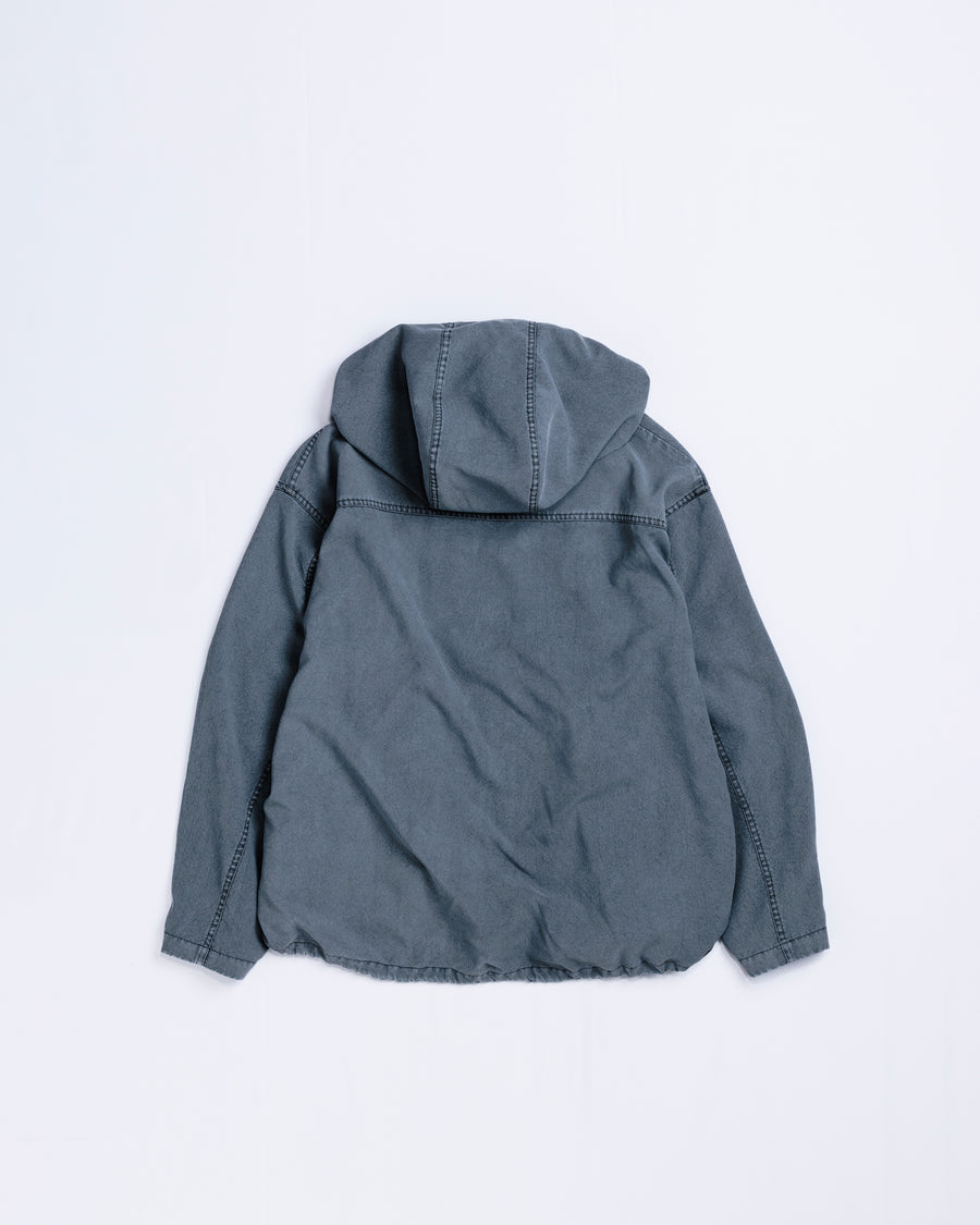 ポリエステル100％でありながら、綿のような質感と軽量性を備えた高機能な一着。タスラン加工糸を使用したポリエステルオックスを採用し、シワになりにくく速乾性に優れたイージーケア性を実現しました。本来染色が困難な素材に特殊顔料染めを施すことで、化繊特有の光沢を抑えた、ナチュラルで奥行きのある絶妙なフェード感を表現しています。

A high-performance piece crafted from polyester oxford, offering a cotton-like touch with lightweight, quick-dry, and wrinkle-resistant properties. This GRAY BLUE item features a special pigment dye—a rare process for polyester—achieving a sophisticated, faded texture and a matte finish that defies its synthetic origins.