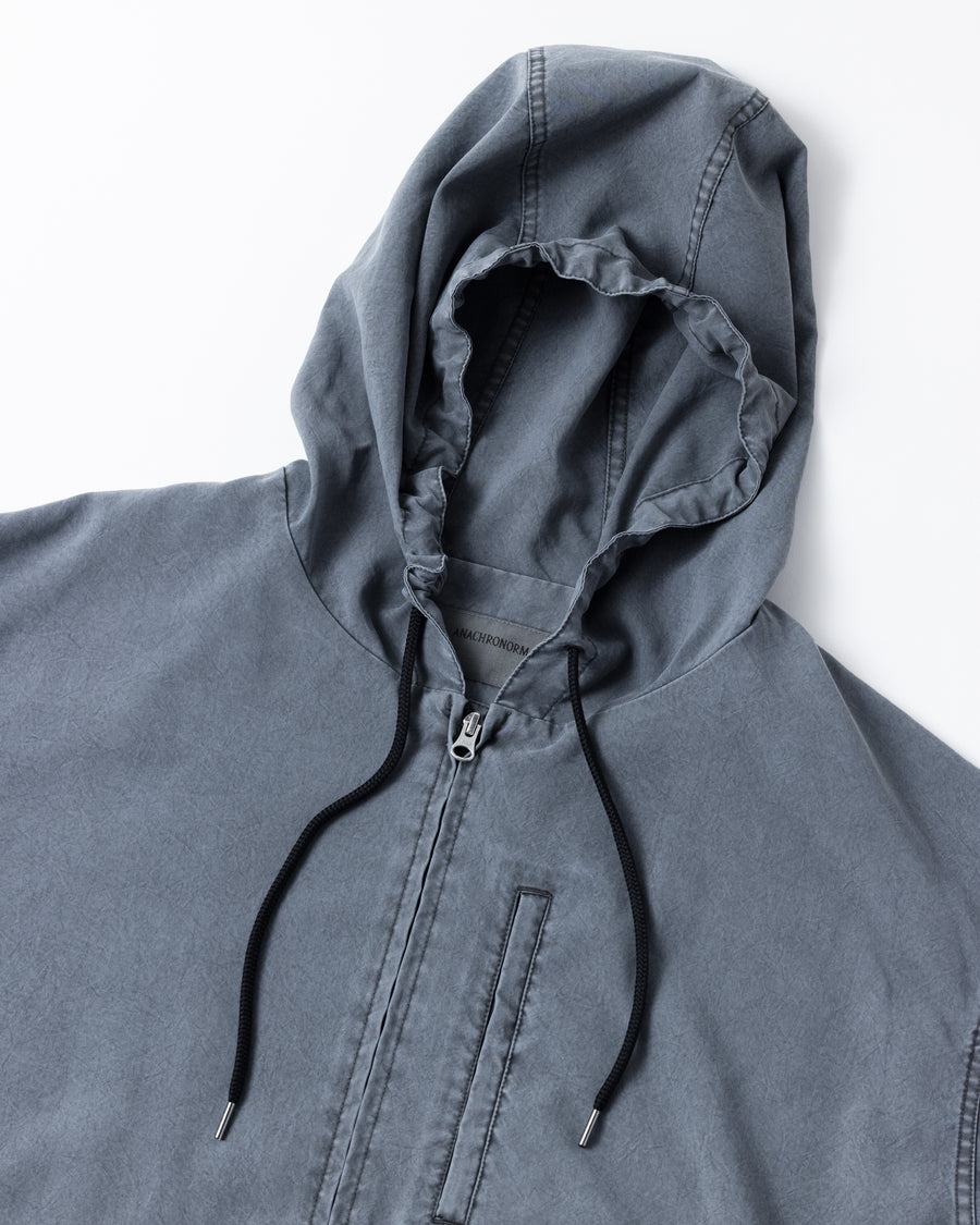 ポリエステル100％でありながら、綿のような質感と軽量性を備えた高機能な一着。タスラン加工糸を使用したポリエステルオックスを採用し、シワになりにくく速乾性に優れたイージーケア性を実現しました。本来染色が困難な素材に特殊顔料染めを施すことで、化繊特有の光沢を抑えた、ナチュラルで奥行きのある絶妙なフェード感を表現しています。

A high-performance piece crafted from polyester oxford, offering a cotton-like touch with lightweight, quick-dry, and wrinkle-resistant properties. This GRAY BLUE item features a special pigment dye—a rare process for polyester—achieving a sophisticated, faded texture and a matte finish that defies its synthetic origins.