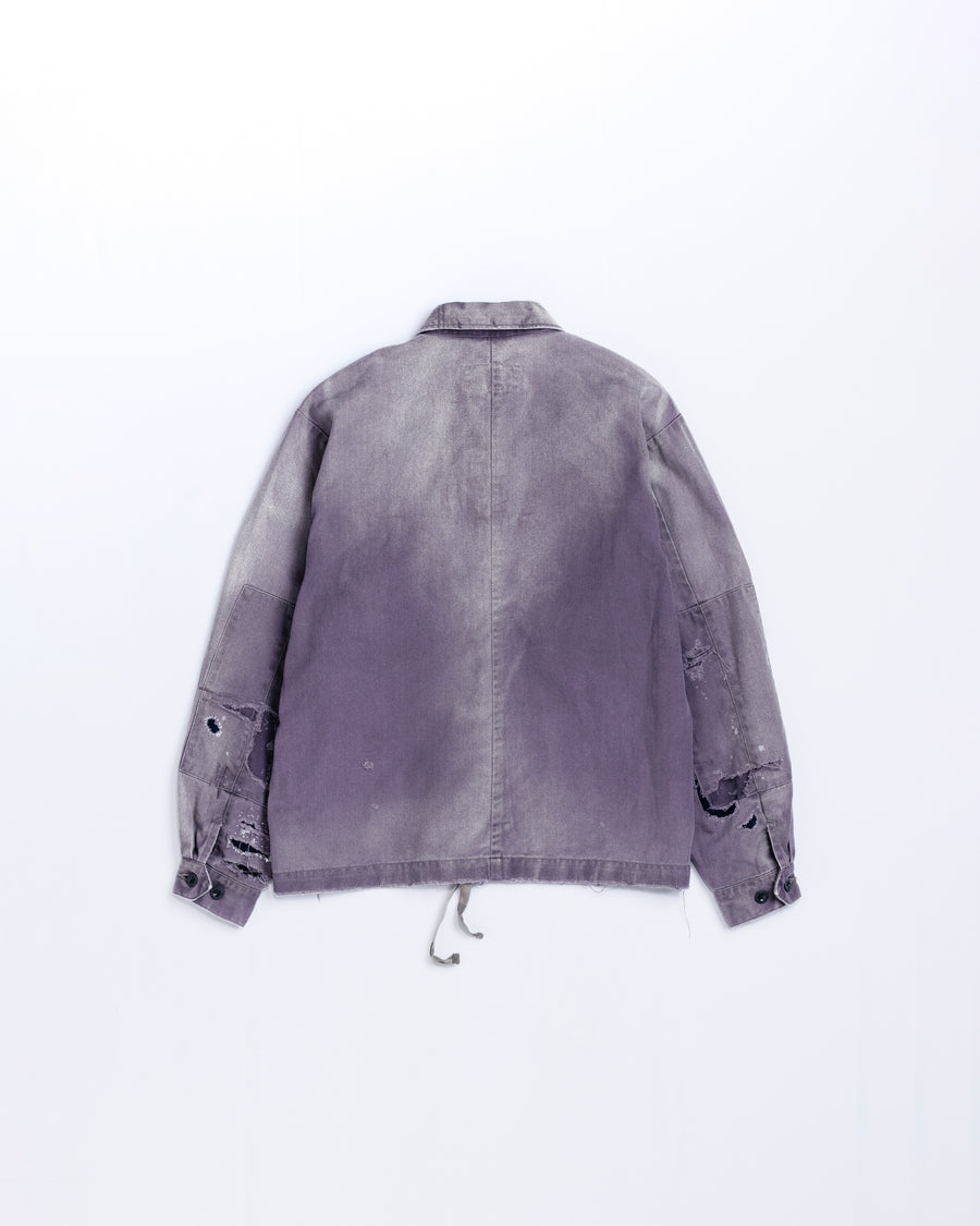 ミリタリーのシャツジャケットを現代的シルエットに更新。裾のドローコードでスタイルに合わせた変化を楽しめます。素材には肌馴染みの良い10sヘリンボンを採用。環境に配慮した特殊エイジング・サンフェード加工とダメージ加工を施すことで、クラシカルな生地にリアリティのある褪色感とヴィンテージライクな佇まいを表現しました。

A modern military shirt jacket with hem drawcords for an adjustable silhouette. Crafted from soft 10s herringbone, this CHARCOAL piece undergoes a special sun-fade and damage process. It achieves a realistic, time-worn vintage look with authentic distressing while minimizing environmental impact through eco-conscious processing.