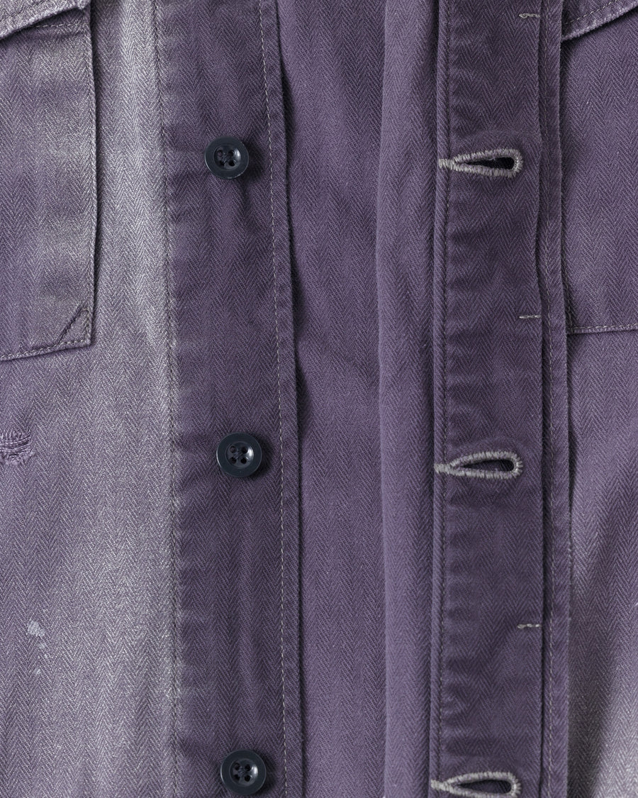 ミリタリーのシャツジャケットを現代的シルエットに更新。裾のドローコードでスタイルに合わせた変化を楽しめます。素材には肌馴染みの良い10sヘリンボンを採用。環境に配慮した特殊エイジング・サンフェード加工とダメージ加工を施すことで、クラシカルな生地にリアリティのある褪色感とヴィンテージライクな佇まいを表現しました。

A modern military shirt jacket with hem drawcords for an adjustable silhouette. Crafted from soft 10s herringbone, this CHARCOAL piece undergoes a special sun-fade and damage process. It achieves a realistic, time-worn vintage look with authentic distressing while minimizing environmental impact through eco-conscious processing.