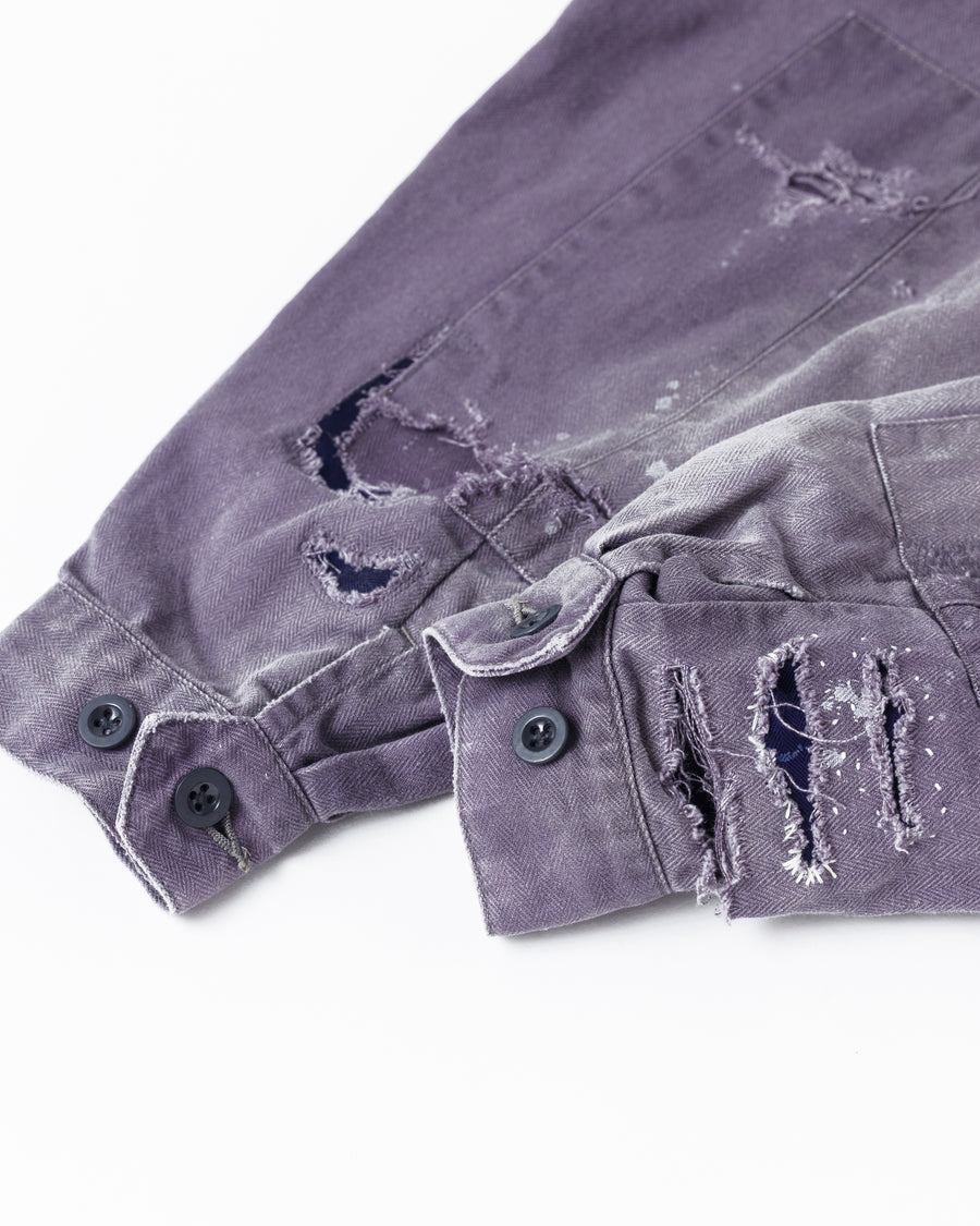 ミリタリーのシャツジャケットを現代的シルエットに更新。裾のドローコードでスタイルに合わせた変化を楽しめます。素材には肌馴染みの良い10sヘリンボンを採用。環境に配慮した特殊エイジング・サンフェード加工とダメージ加工を施すことで、クラシカルな生地にリアリティのある褪色感とヴィンテージライクな佇まいを表現しました。

A modern military shirt jacket with hem drawcords for an adjustable silhouette. Crafted from soft 10s herringbone, this CHARCOAL piece undergoes a special sun-fade and damage process. It achieves a realistic, time-worn vintage look with authentic distressing while minimizing environmental impact through eco-conscious processing.