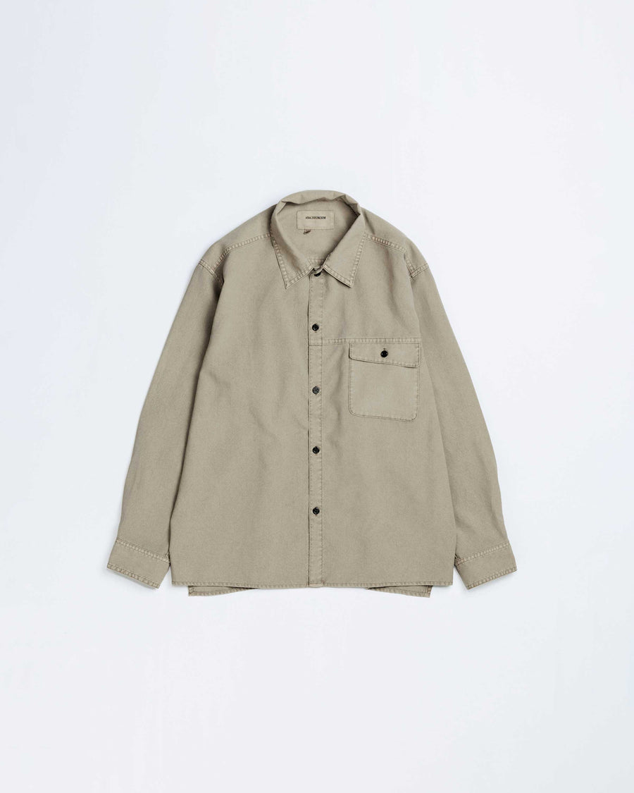 ポリエステル100％ながら、綿のような質感と軽量性を備えた高機能素材を採用。タスラン加工糸を使用したポリエステルオックスは、シワになりにくく速乾性にも優れています。本来染色が困難な素材に特殊顔料染めを施すことで、化繊特有の光沢を抑え、ナチュラルで奥行きのある絶妙なフェード感と落ち着いた表情を実現しました。

A high-performance piece crafted from polyester oxford, offering a cotton-like touch with quick-dry and wrinkle-resistant benefits. This GRAY BEIGE item features a special pigment dye—a rare process for polyester—achieving a sophisticated, faded texture and a matte finish that perfectly balances technical utility with a natural, lived-in aesthetic.