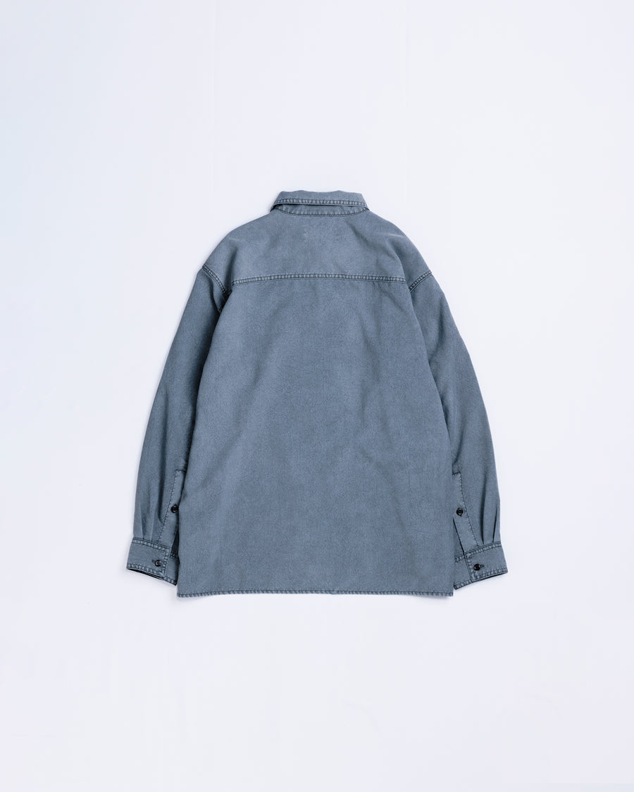 ポリエステル100％ながら、綿のような質感と軽量性を備えた高機能素材を採用。タスラン加工糸を使用したポリエステルオックスは、シワになりにくく速乾性にも優れています。本来染色が困難な素材に特殊顔料染めを施すことで、化繊特有の光沢を抑え、ナチュラルで奥行きのある絶妙なフェード感と落ち着いた表情を実現しました。

A high-performance piece crafted from polyester oxford, offering a cotton-like touch with quick-dry and wrinkle-resistant benefits. This GRAY BEIGE item features a special pigment dye—a rare process for polyester—achieving a sophisticated, faded texture and a matte finish that perfectly balances technical utility with a natural, lived-in aesthetic.