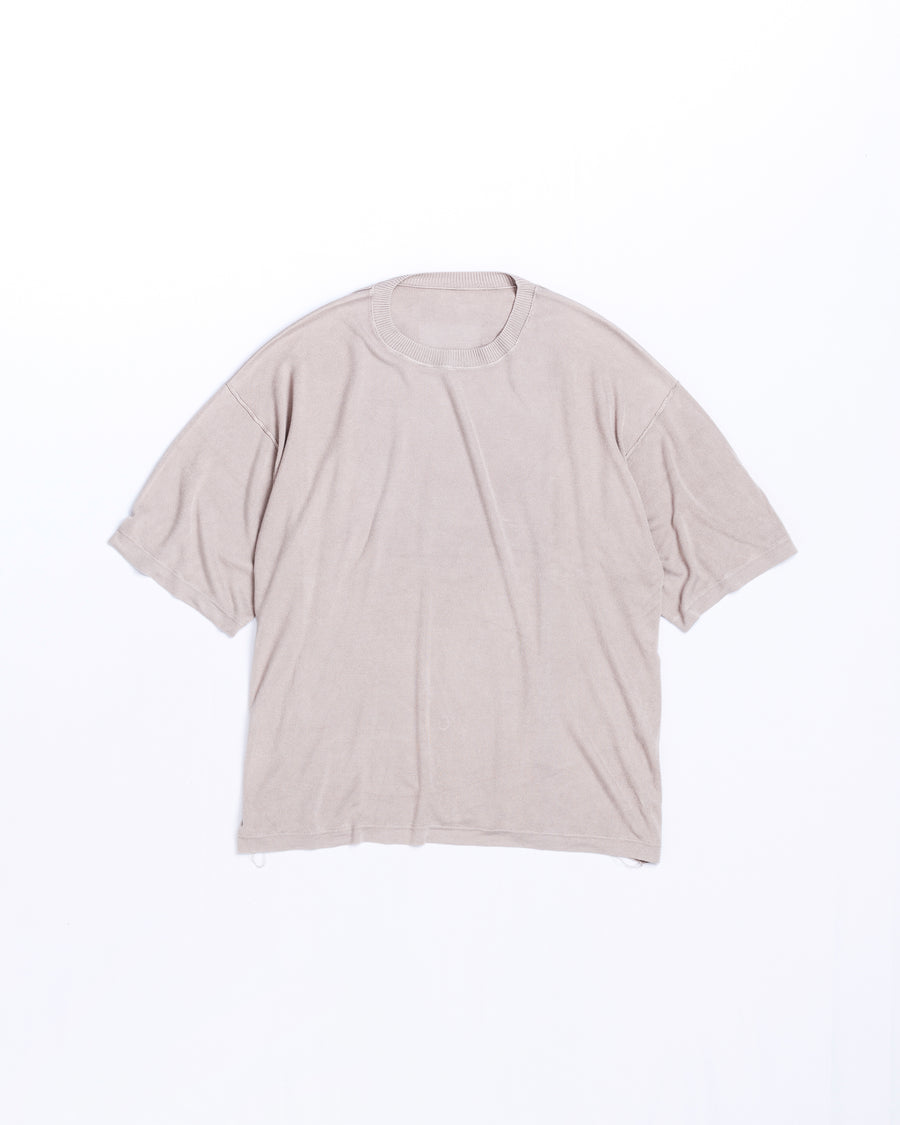 ディテールを極限まで削ぎ落とし、着心地とシルエットを追求したニットTシャツ。気候変化に対応する新たなアプローチとして、軽量で吸水・放湿性に優れた竹（バンブー）素材を採用しました。滑らかでとろみのある肌触りと、袖を通した瞬間に感じる清涼感は格別です。家庭洗濯も可能で、日常に圧倒的な心地よさを提供します。

A minimalist knit T-shirt focused entirely on fit and comfort. Crafted from bamboo yarn, this lightweight, durable material offers exceptional moisture absorption and a refreshing cool-to-the-touch feel. This LIGHT BEIGE piece features a silky, fluid drape that provides overwhelming comfort, perfect for changing climates, and is conveniently home-washable.