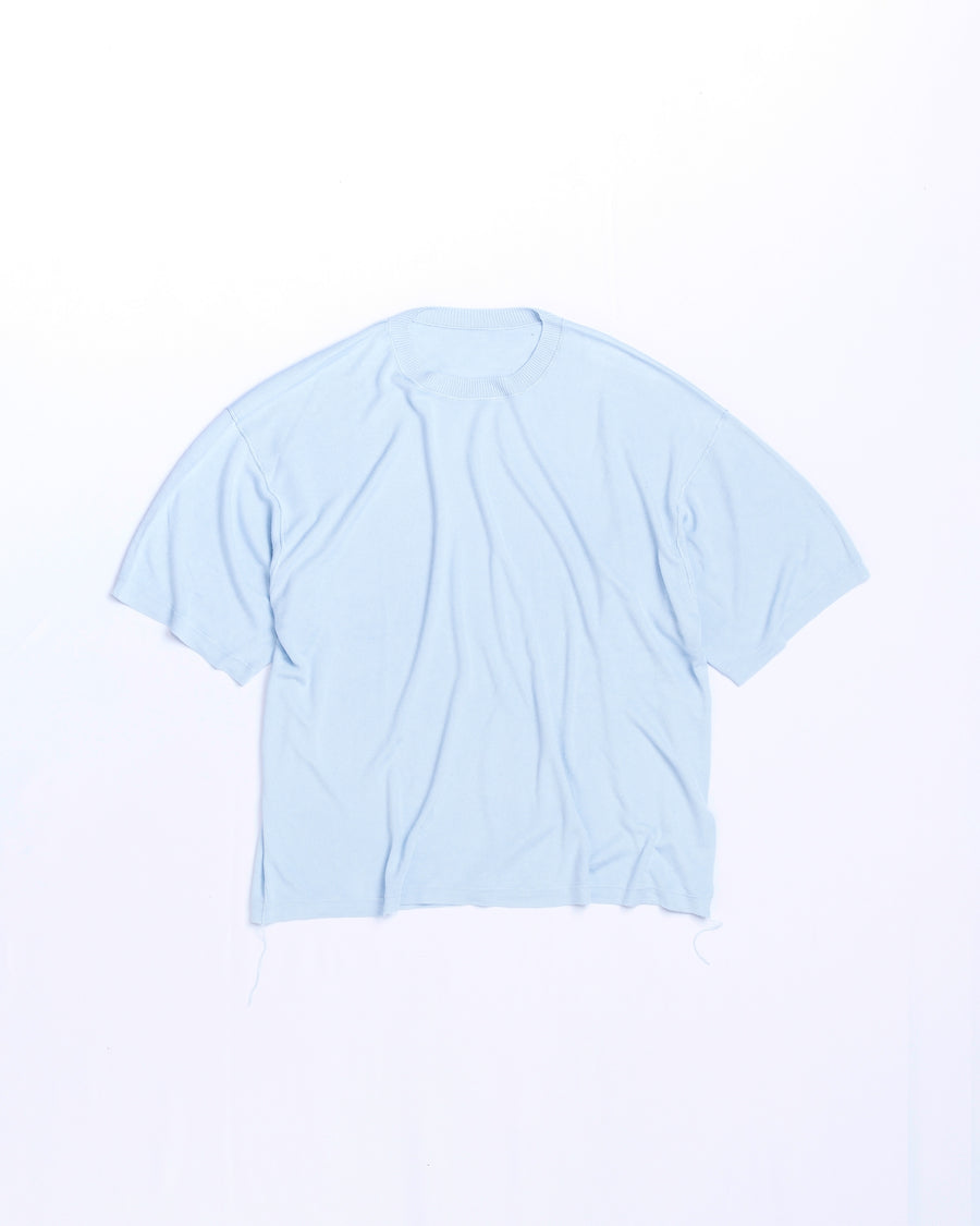 ディテールを極限まで削ぎ落とし、着心地とシルエットを追求したニットTシャツ。気候変化に対応する新たなアプローチとして、軽量で吸水・放湿性に優れた竹（バンブー）素材を採用しました。滑らかでとろみのある肌触りと、袖を通した瞬間に感じる清涼感は格別です。家庭洗濯も可能で、日常に圧倒的な心地よさを提供します。

A minimalist knit T-shirt focused entirely on fit and comfort. Crafted from bamboo yarn, this lightweight, durable material offers exceptional moisture absorption and a refreshing cool-to-the-touch feel. This SAX piece features a silky, fluid drape that provides overwhelming comfort, perfect for changing climates, and is conveniently home-washable.