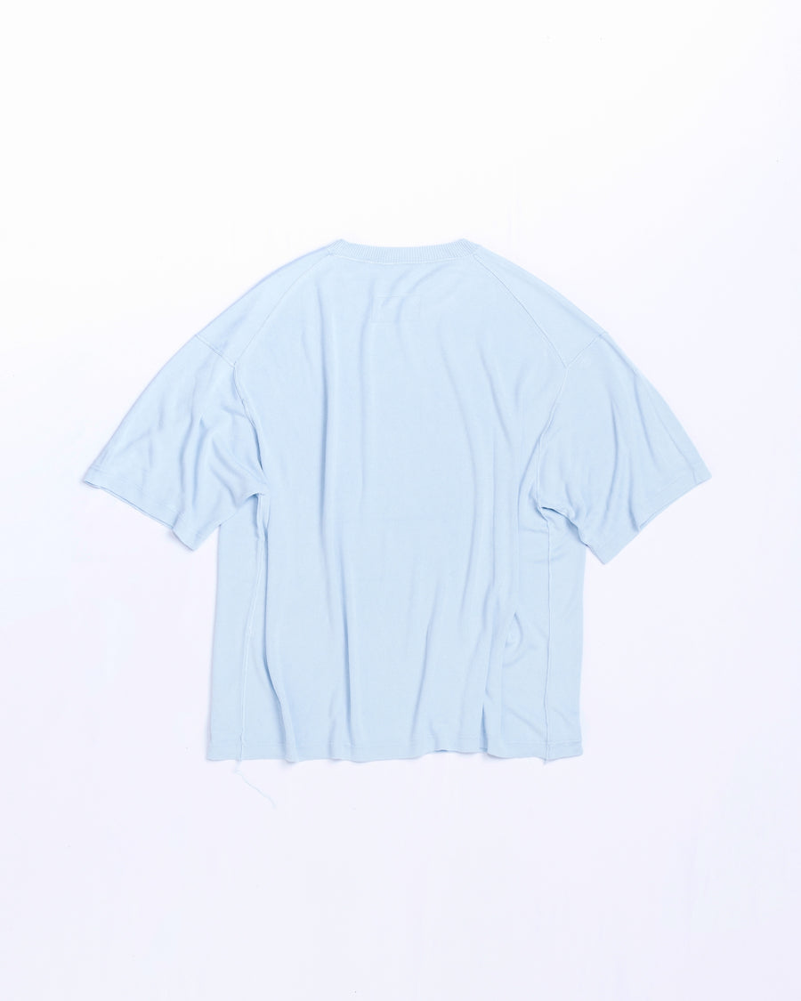 ディテールを極限まで削ぎ落とし、着心地とシルエットを追求したニットTシャツ。気候変化に対応する新たなアプローチとして、軽量で吸水・放湿性に優れた竹（バンブー）素材を採用しました。滑らかでとろみのある肌触りと、袖を通した瞬間に感じる清涼感は格別です。家庭洗濯も可能で、日常に圧倒的な心地よさを提供します。

A minimalist knit T-shirt focused entirely on fit and comfort. Crafted from bamboo yarn, this lightweight, durable material offers exceptional moisture absorption and a refreshing cool-to-the-touch feel. This SAX piece features a silky, fluid drape that provides overwhelming comfort, perfect for changing climates, and is conveniently home-washable.