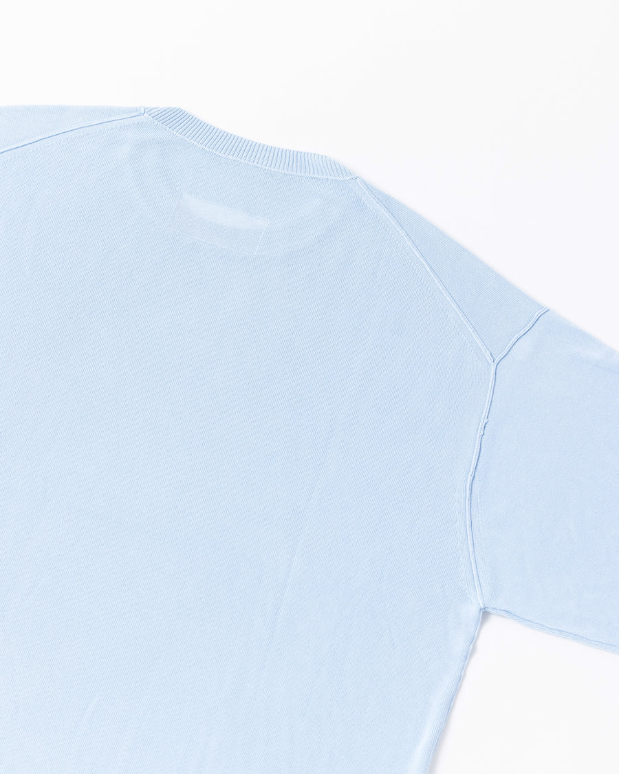 ディテールを極限まで削ぎ落とし、着心地とシルエットを追求したニットTシャツ。気候変化に対応する新たなアプローチとして、軽量で吸水・放湿性に優れた竹（バンブー）素材を採用しました。滑らかでとろみのある肌触りと、袖を通した瞬間に感じる清涼感は格別です。家庭洗濯も可能で、日常に圧倒的な心地よさを提供します。

A minimalist knit T-shirt focused entirely on fit and comfort. Crafted from bamboo yarn, this lightweight, durable material offers exceptional moisture absorption and a refreshing cool-to-the-touch feel. This SAX piece features a silky, fluid drape that provides overwhelming comfort, perfect for changing climates, and is conveniently home-washable.