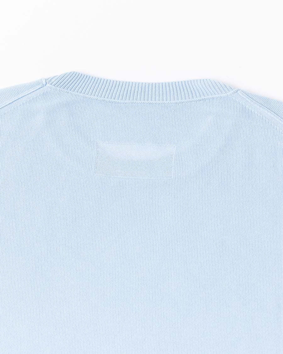 ディテールを極限まで削ぎ落とし、着心地とシルエットを追求したニットTシャツ。気候変化に対応する新たなアプローチとして、軽量で吸水・放湿性に優れた竹（バンブー）素材を採用しました。滑らかでとろみのある肌触りと、袖を通した瞬間に感じる清涼感は格別です。家庭洗濯も可能で、日常に圧倒的な心地よさを提供します。

A minimalist knit T-shirt focused entirely on fit and comfort. Crafted from bamboo yarn, this lightweight, durable material offers exceptional moisture absorption and a refreshing cool-to-the-touch feel. This SAX piece features a silky, fluid drape that provides overwhelming comfort, perfect for changing climates, and is conveniently home-washable.