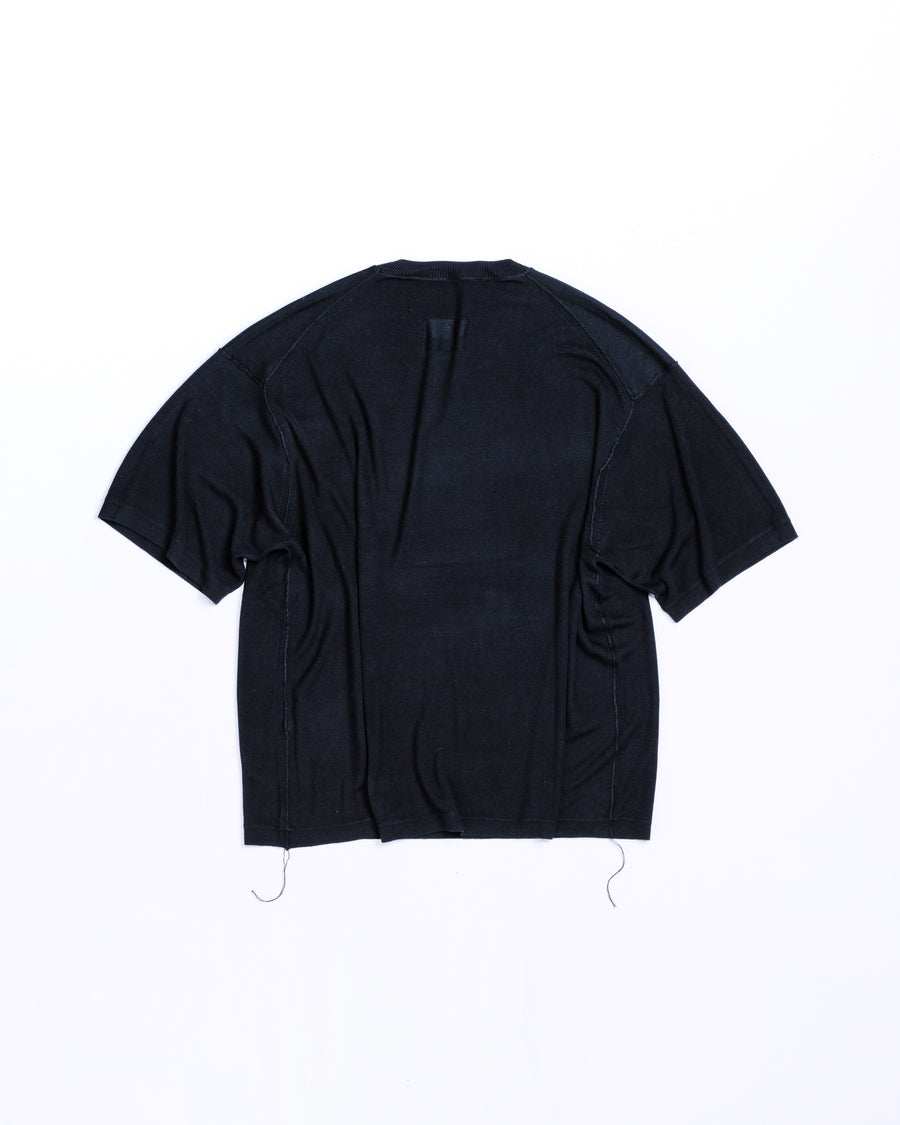 ディテールを極限まで削ぎ落とし、着心地とシルエットを追求したニットTシャツ。気候変化に対応する新たなアプローチとして、軽量で吸水・放湿性に優れた竹（バンブー）素材を採用しました。滑らかでとろみのある肌触りと、袖を通した瞬間に感じる清涼感は格別です。家庭洗濯も可能で、日常に圧倒的な心地よさを提供します。

A minimalist knit T-shirt focused entirely on fit and comfort. Crafted from bamboo yarn, this lightweight, durable material offers exceptional moisture absorption and a refreshing cool-to-the-touch feel. This BLACK piece features a silky, fluid drape that provides overwhelming comfort, perfect for changing climates, and is conveniently home-washable.