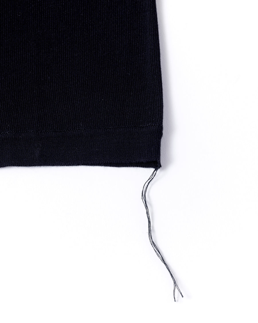 ディテールを極限まで削ぎ落とし、着心地とシルエットを追求したニットTシャツ。気候変化に対応する新たなアプローチとして、軽量で吸水・放湿性に優れた竹（バンブー）素材を採用しました。滑らかでとろみのある肌触りと、袖を通した瞬間に感じる清涼感は格別です。家庭洗濯も可能で、日常に圧倒的な心地よさを提供します。

A minimalist knit T-shirt focused entirely on fit and comfort. Crafted from bamboo yarn, this lightweight, durable material offers exceptional moisture absorption and a refreshing cool-to-the-touch feel. This BLACK piece features a silky, fluid drape that provides overwhelming comfort, perfect for changing climates, and is conveniently home-washable.