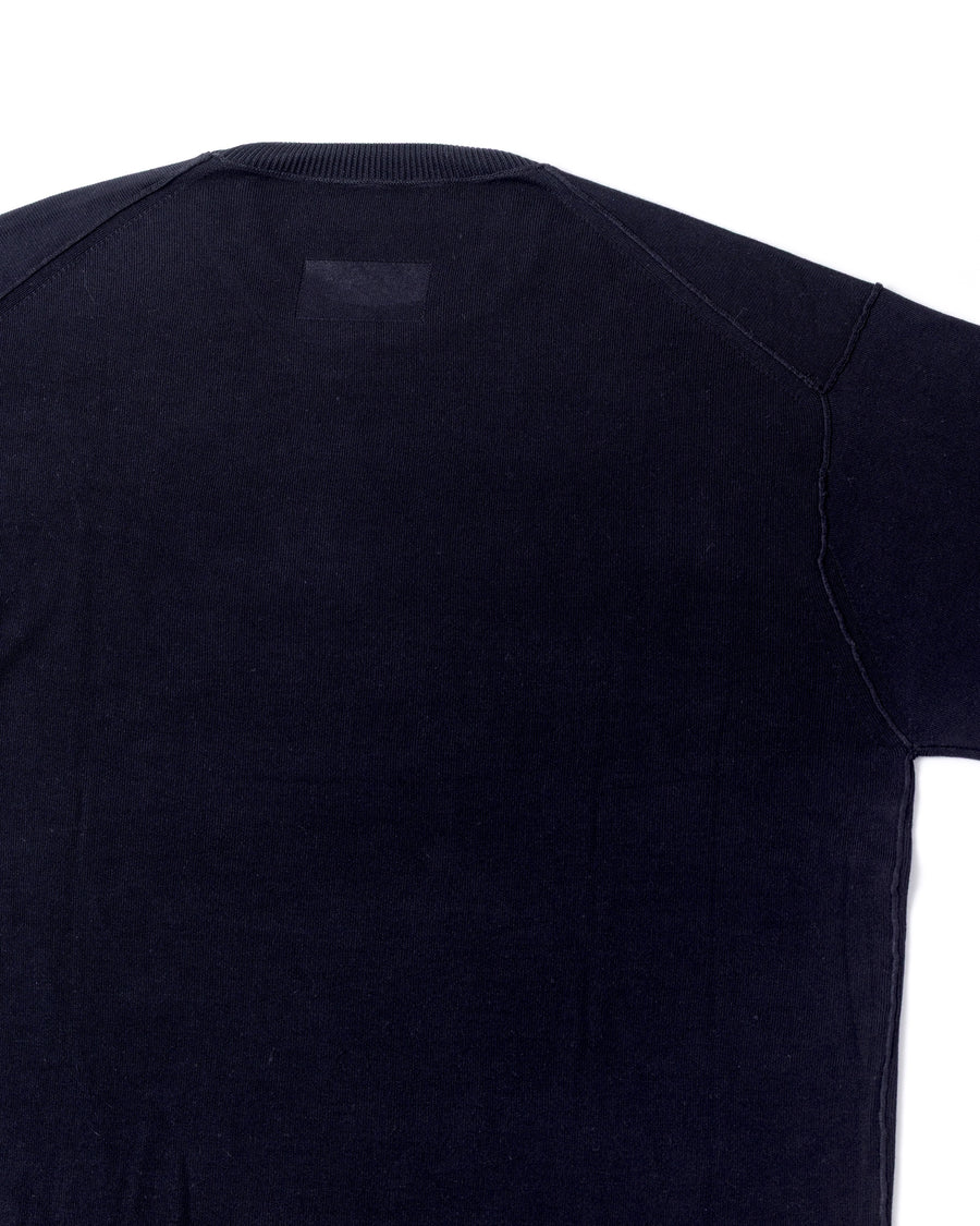 ディテールを極限まで削ぎ落とし、着心地とシルエットを追求したニットTシャツ。気候変化に対応する新たなアプローチとして、軽量で吸水・放湿性に優れた竹（バンブー）素材を採用しました。滑らかでとろみのある肌触りと、袖を通した瞬間に感じる清涼感は格別です。家庭洗濯も可能で、日常に圧倒的な心地よさを提供します。

A minimalist knit T-shirt focused entirely on fit and comfort. Crafted from bamboo yarn, this lightweight, durable material offers exceptional moisture absorption and a refreshing cool-to-the-touch feel. This BLACK piece features a silky, fluid drape that provides overwhelming comfort, perfect for changing climates, and is conveniently home-washable.