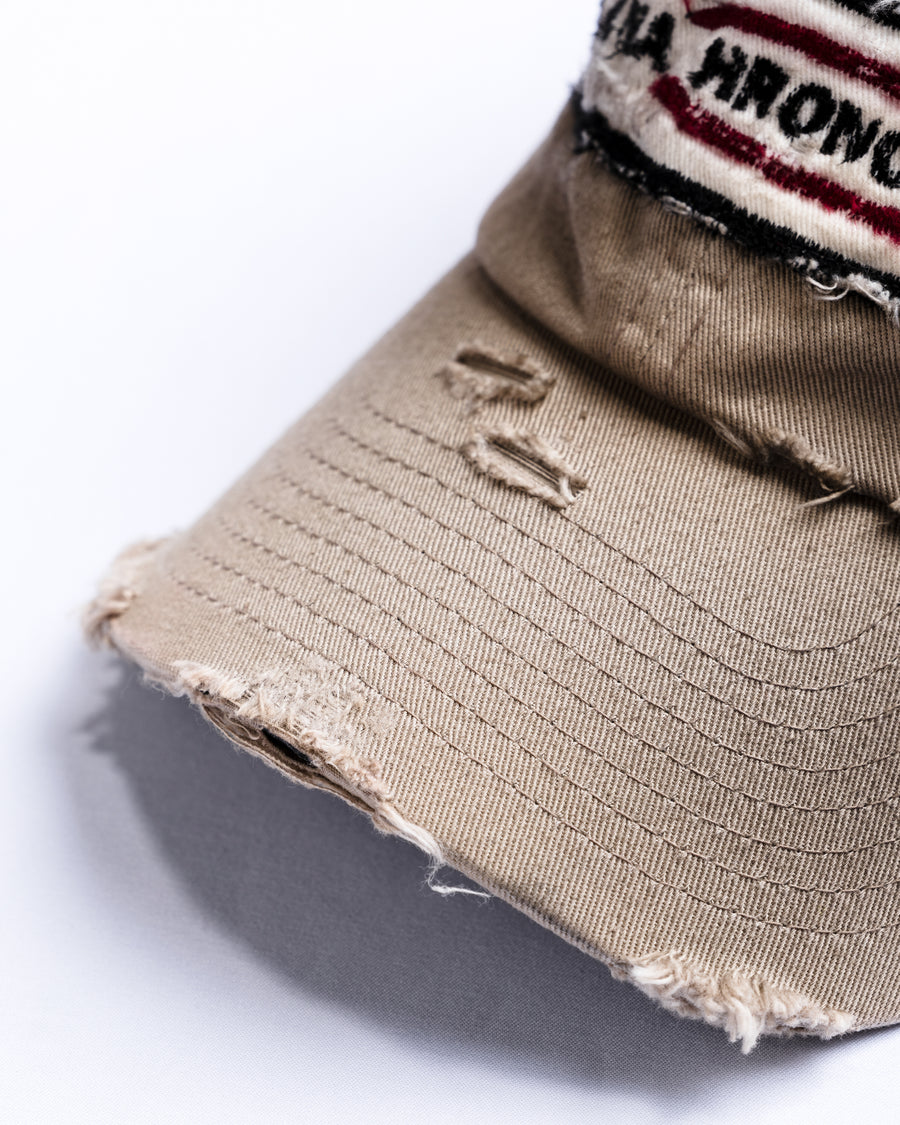 ダメージ加工とステッチ補強で、長年使い込まれた風合いを表現したキャップ。オリジナルワッペンにも同様の加工を施し、全体の統一感を高めました。素材には先染めのピグメントコットンキャンバスを採用。実用性とヴィンテージな佇まいを兼ね備え、スタイリングにこなれたアクセントを添える一着に仕上げています。

A distressed cap featuring reinforced stitching for a rugged, time-worn look. Both the body and the original patch are meticulously aged for a cohesive vintage aesthetic. Crafted from pre-dyed pigment cotton canvas, this BEIGE piece combines durability with a sophisticated, lived-in feel, perfect for adding character to any outfit.