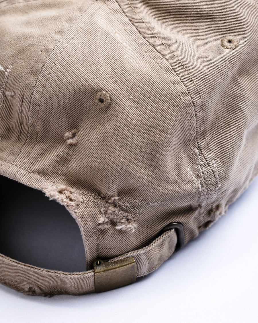 ダメージ加工とステッチ補強で、長年使い込まれた風合いを表現したキャップ。オリジナルワッペンにも同様の加工を施し、全体の統一感を高めました。素材には先染めのピグメントコットンキャンバスを採用。実用性とヴィンテージな佇まいを兼ね備え、スタイリングにこなれたアクセントを添える一着に仕上げています。

A distressed cap featuring reinforced stitching for a rugged, time-worn look. Both the body and the original patch are meticulously aged for a cohesive vintage aesthetic. Crafted from pre-dyed pigment cotton canvas, this BEIGE piece combines durability with a sophisticated, lived-in feel, perfect for adding character to any outfit.