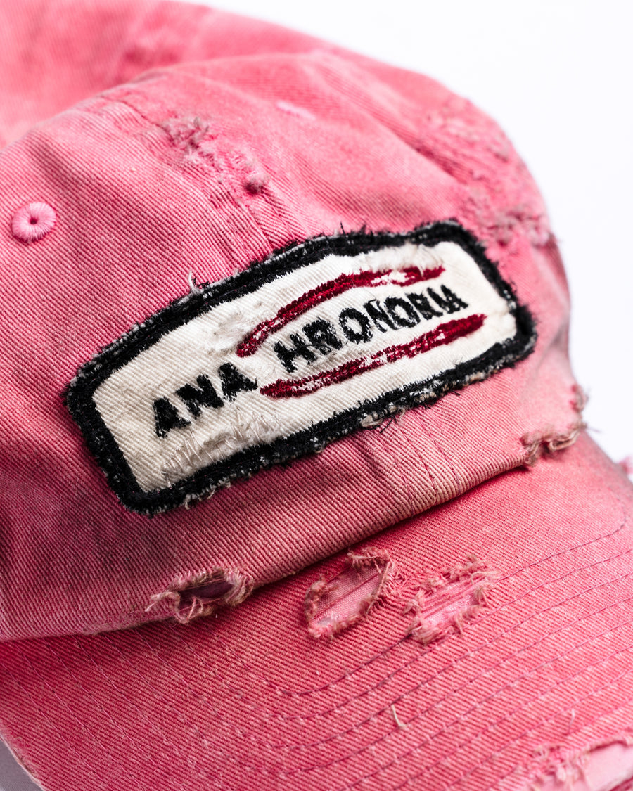 ダメージ加工とステッチ補強で、長年使い込まれた風合いを表現したキャップ。オリジナルワッペンにも同様の加工を施し、全体の統一感を高めました。素材には先染めのピグメントコットンキャンバスを採用。実用性とヴィンテージな佇まいを兼ね備え、スタイリングにこなれたアクセントを添える一着に仕上げています。

A distressed cap featuring reinforced stitching for a rugged, time-worn look. Both the body and the original patch are meticulously aged for a cohesive vintage aesthetic. Crafted from pre-dyed pigment cotton canvas, this RED piece combines durability with a sophisticated, lived-in feel, perfect for adding character to any outfit.