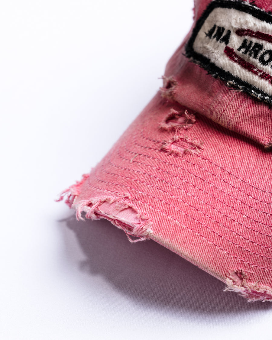 ダメージ加工とステッチ補強で、長年使い込まれた風合いを表現したキャップ。オリジナルワッペンにも同様の加工を施し、全体の統一感を高めました。素材には先染めのピグメントコットンキャンバスを採用。実用性とヴィンテージな佇まいを兼ね備え、スタイリングにこなれたアクセントを添える一着に仕上げています。

A distressed cap featuring reinforced stitching for a rugged, time-worn look. Both the body and the original patch are meticulously aged for a cohesive vintage aesthetic. Crafted from pre-dyed pigment cotton canvas, this RED piece combines durability with a sophisticated, lived-in feel, perfect for adding character to any outfit.